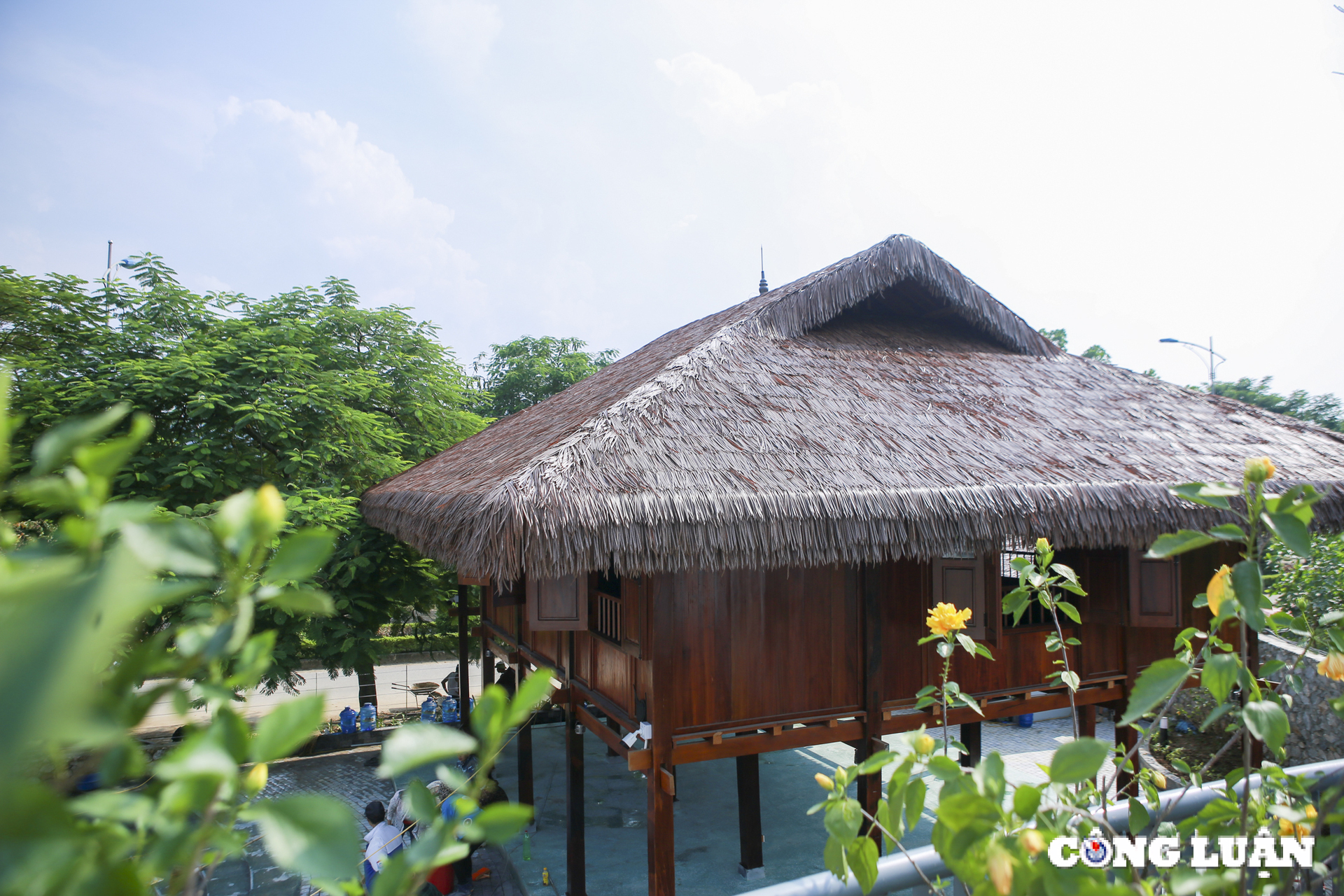 Nh&agrave; Tổng bộ Việt Minh phỏng dựng, x&acirc;y mới theo kiến tr&uacute;c nh&agrave; s&agrave;n truyền thống.