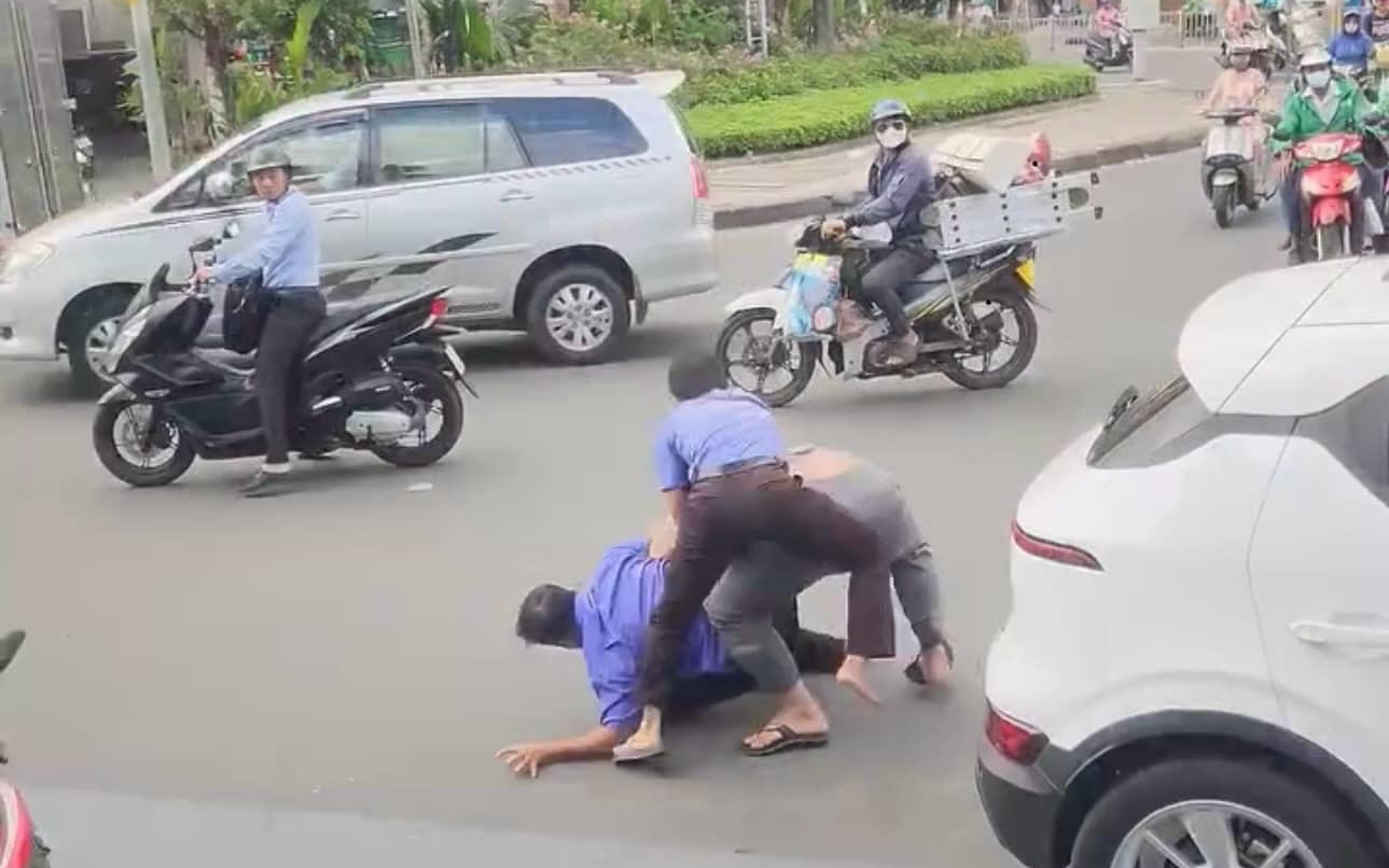 Tạm đ&igrave;nh chỉ t&agrave;i xế, tiếp vi&ecirc;n xe bu&yacute;t đ&aacute;nh nhau với t&agrave;i xế &ocirc; t&ocirc; c&ocirc;ng nghệ ở TP.HCM