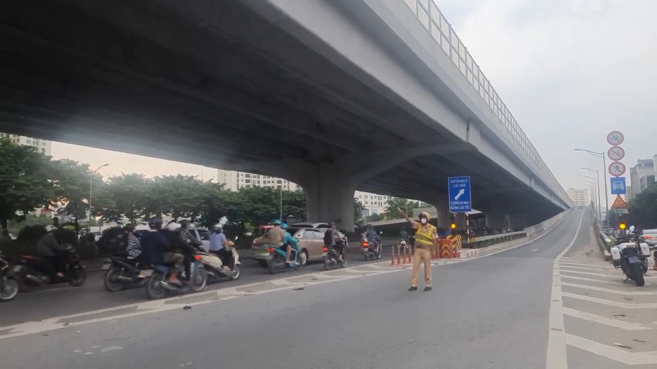 Tai nạn li&ecirc;n ho&agrave;n &ocirc; t&ocirc;, đường V&agrave;nh đai 3 tạm thời cấm xe l&ecirc;n ở một số đoạn- Ảnh 3.