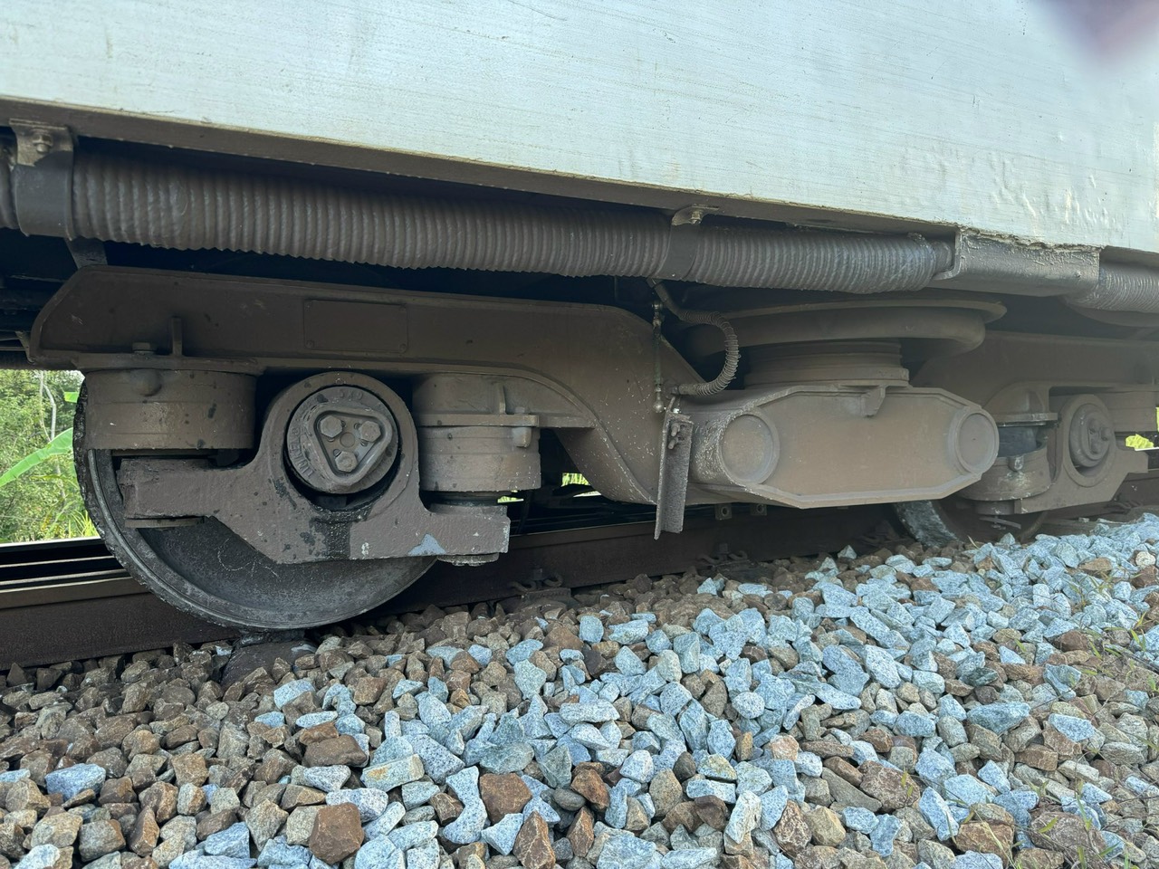 T&agrave;u SE2 trật b&aacute;nh tr&ecirc;n đường sắt Bắc - Nam qua Thừa Thi&ecirc;n - Huế- Ảnh 1.