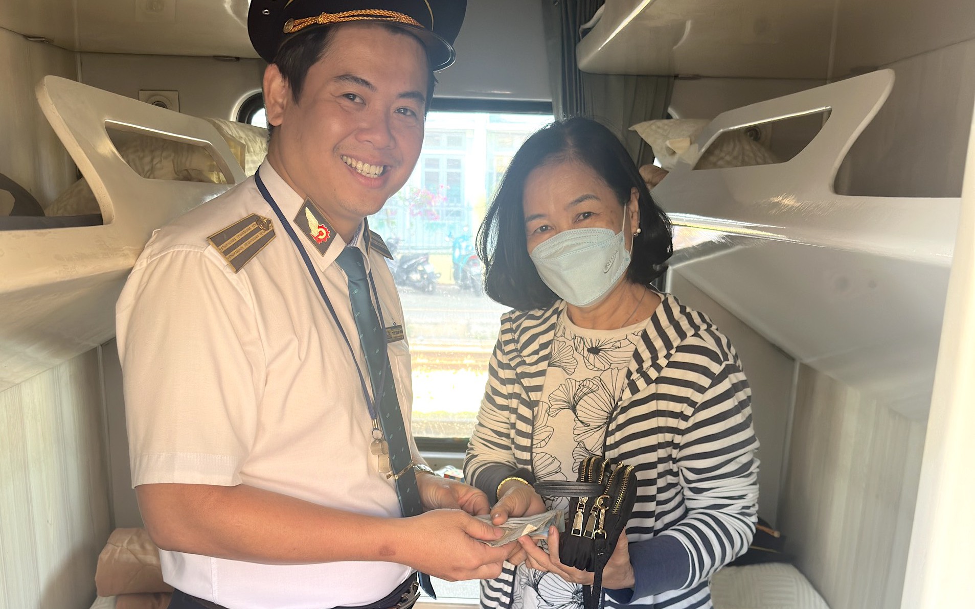 Nữ h&agrave;nh kh&aacute;ch vui mừng nhận lại t&agrave;i sản bỏ qu&ecirc;n tr&ecirc;n t&agrave;u
