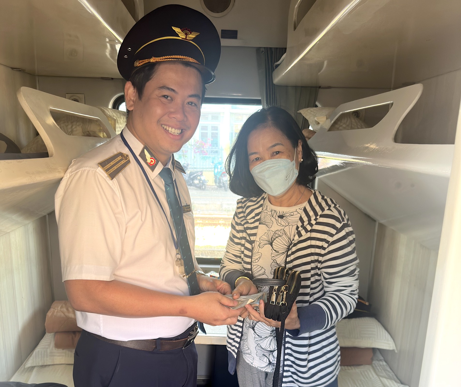 Nữ h&agrave;nh kh&aacute;ch vui mừng nhận lại t&agrave;i sản bỏ qu&ecirc;n tr&ecirc;n t&agrave;u- Ảnh 1.
