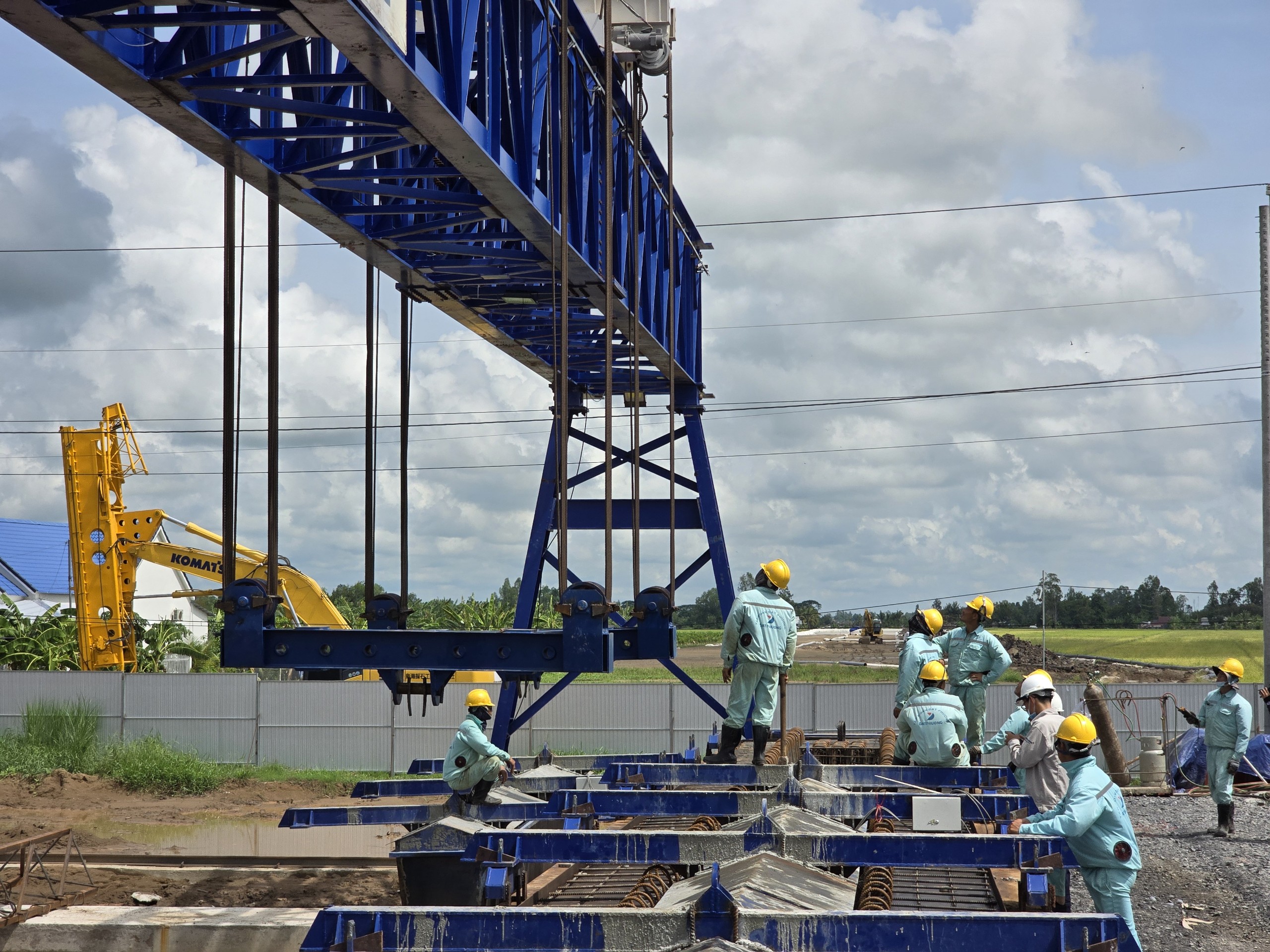 32 mũi thi c&ocirc;ng đồng loạt, nh&agrave; thầu lấy lại tiến độ cao tốc qua Cần Thơ- Ảnh 2.