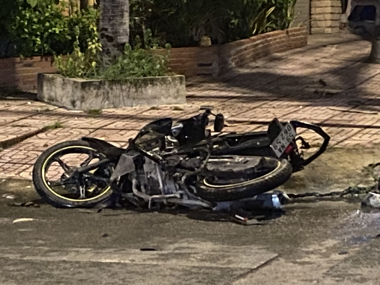 Nhóm thanh niên hung hãn truy sát, đập nát xe máy giữa đường- Ảnh 1. Nhóm thanh niên hung hãn truy sát, đập nát xe máy giữa đường- Ảnh 1.