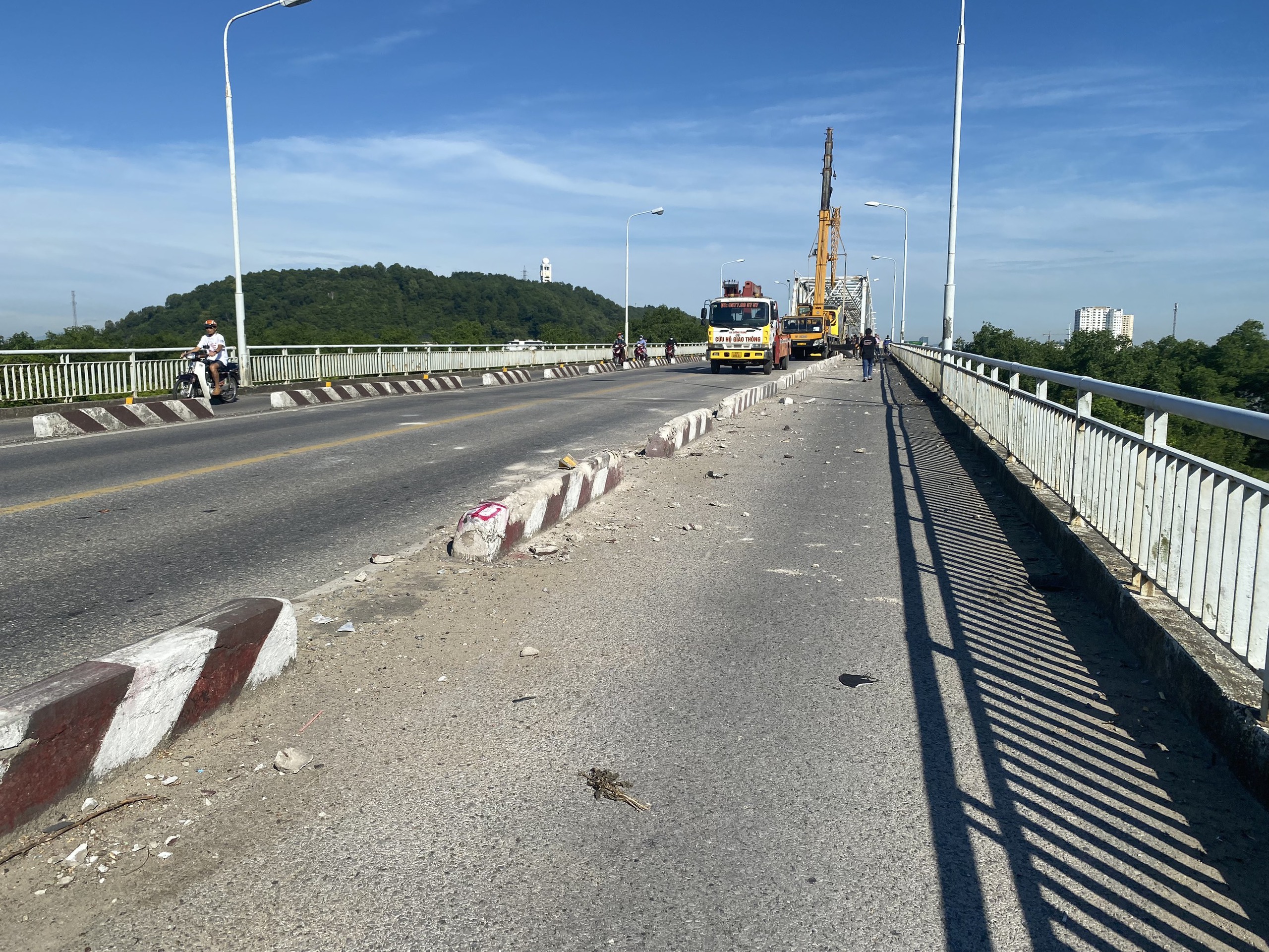 Xe khách vắt vẻo dải phân cách cứng trên cầu Bến Thủy 1- Ảnh 2. Xe khách vắt vẻo dải phân cách cứng trên cầu Bến Thủy 1- Ảnh 2.