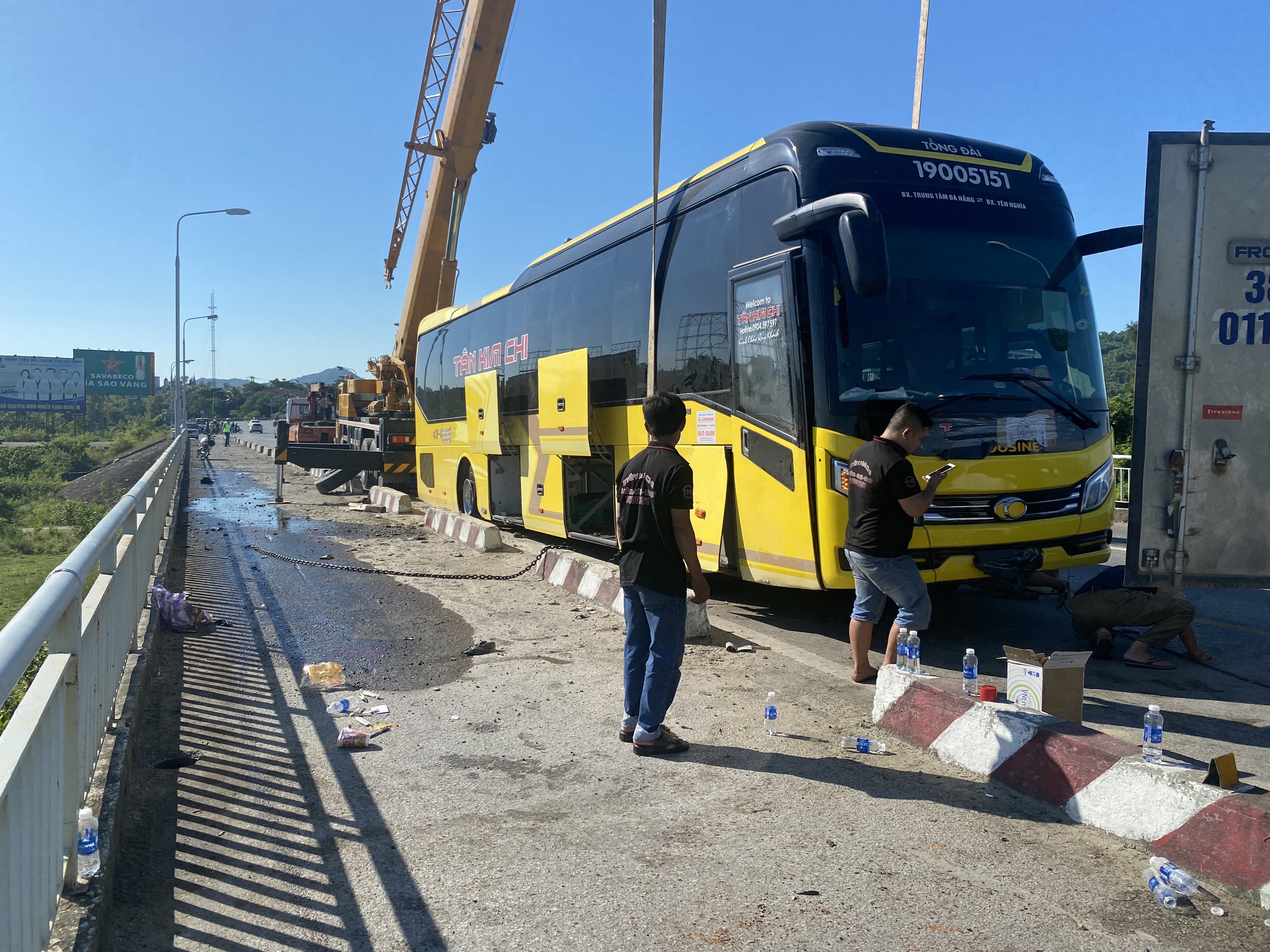 Xe khách vắt vẻo dải phân cách cứng trên cầu Bến Thủy 1- Ảnh 3. Xe khách vắt vẻo dải phân cách cứng trên cầu Bến Thủy 1- Ảnh 3.