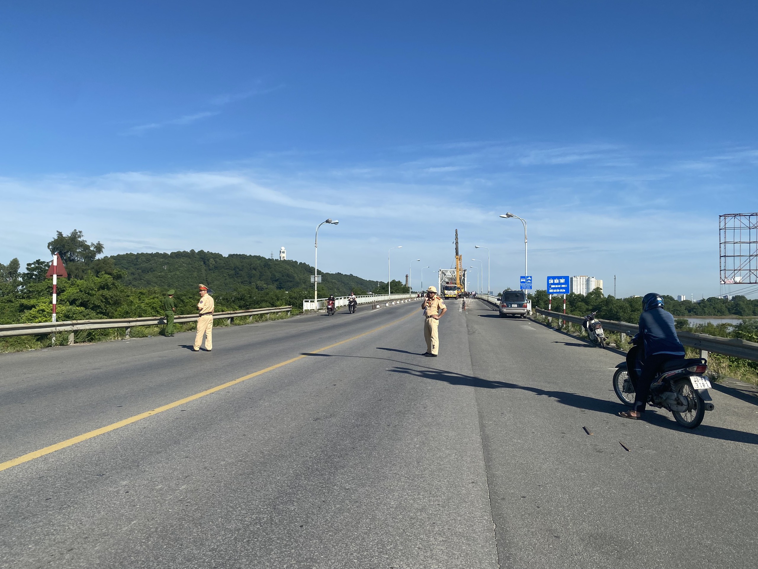 Xe khách vắt vẻo dải phân cách cứng trên cầu Bến Thủy 1- Ảnh 4. Xe khách vắt vẻo dải phân cách cứng trên cầu Bến Thủy 1- Ảnh 4.