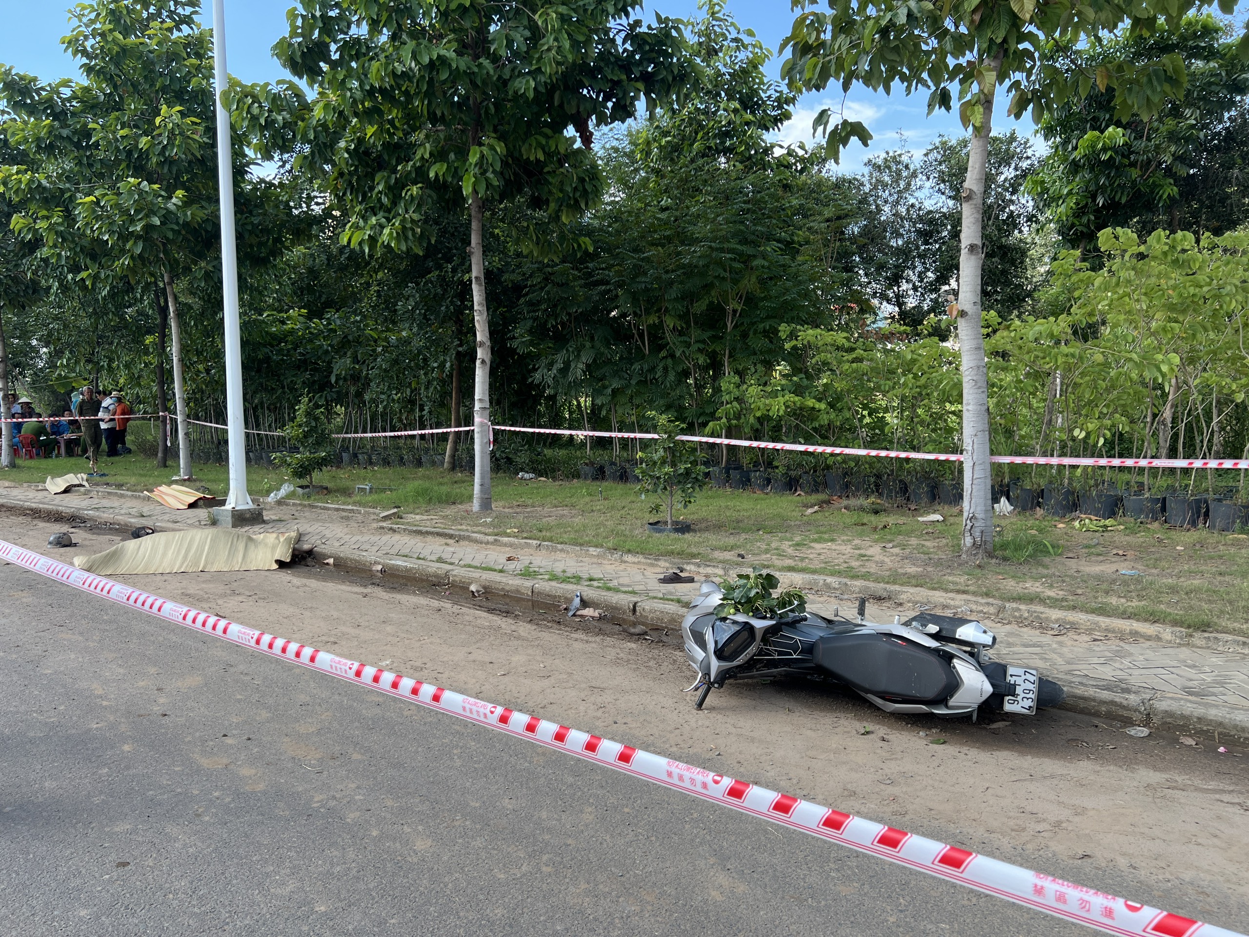 Thanh ni&ecirc;n ng&atilde; xe m&aacute;y, tử vong tại chỗ- Ảnh 1.
