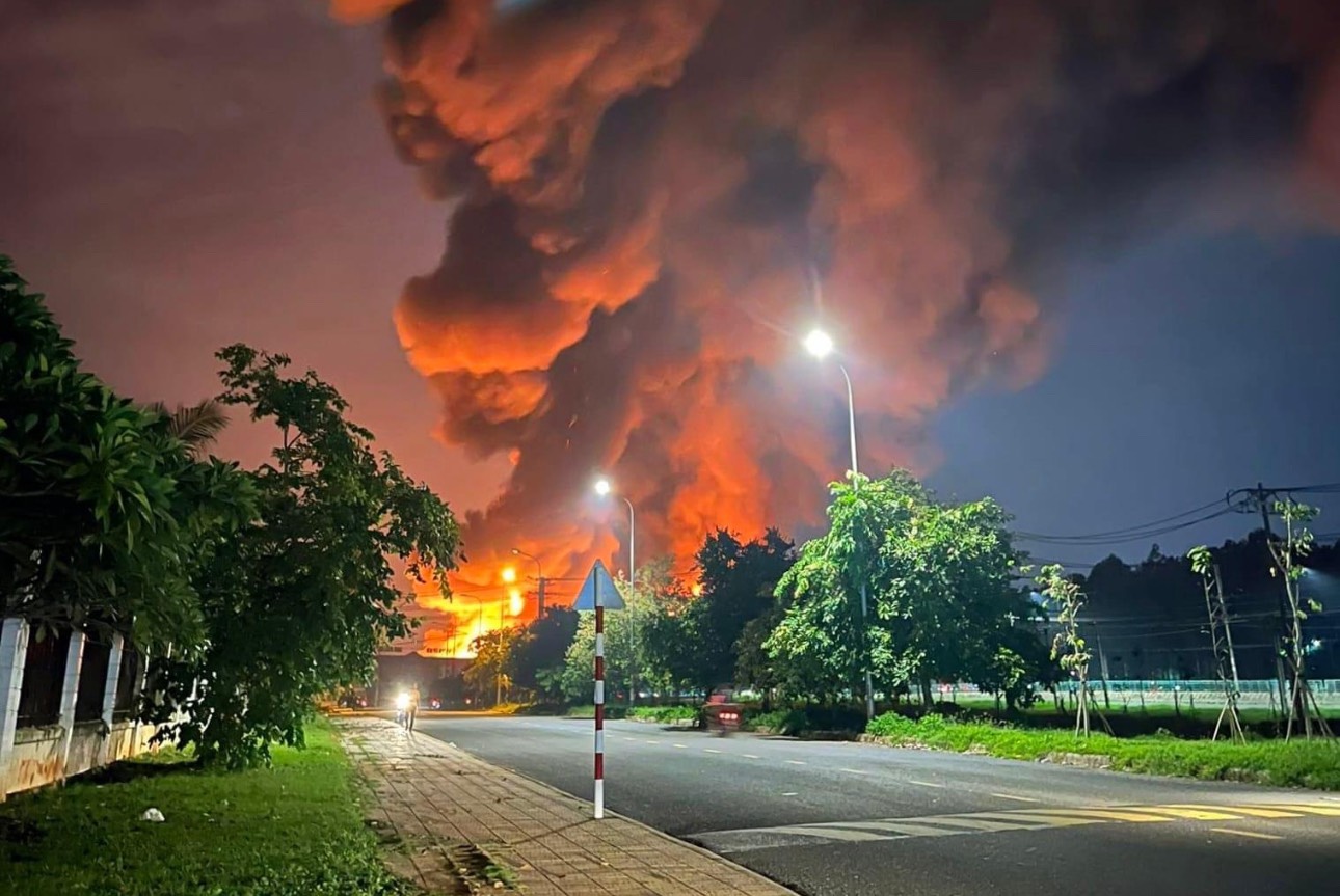 Lửa ch&aacute;y đỏ trời bao tr&ugrave;m C&ocirc;ng ty ShingMark Vina Đồng Nai- Ảnh 1.