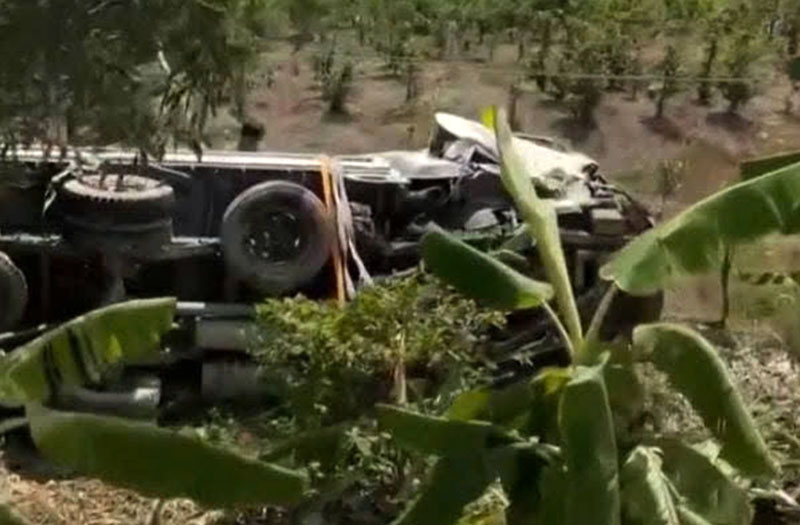 Sau va chạm với &ocirc; t&ocirc; 7 chỗ ngồi, xe tải lật ngang dưới lề đường.