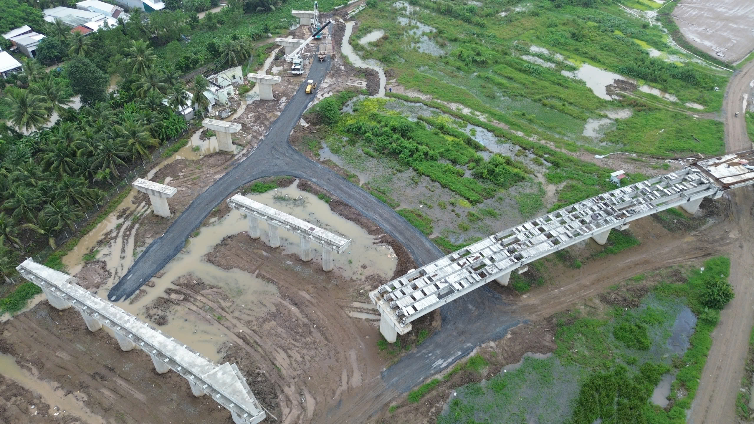 Vượt mưa, đua tiến độ trên công trường cao tốc Cần Thơ - Cà Mau- Ảnh 1. Vượt mưa, đua tiến độ trên công trường cao tốc Cần Thơ - Cà Mau- Ảnh 1.