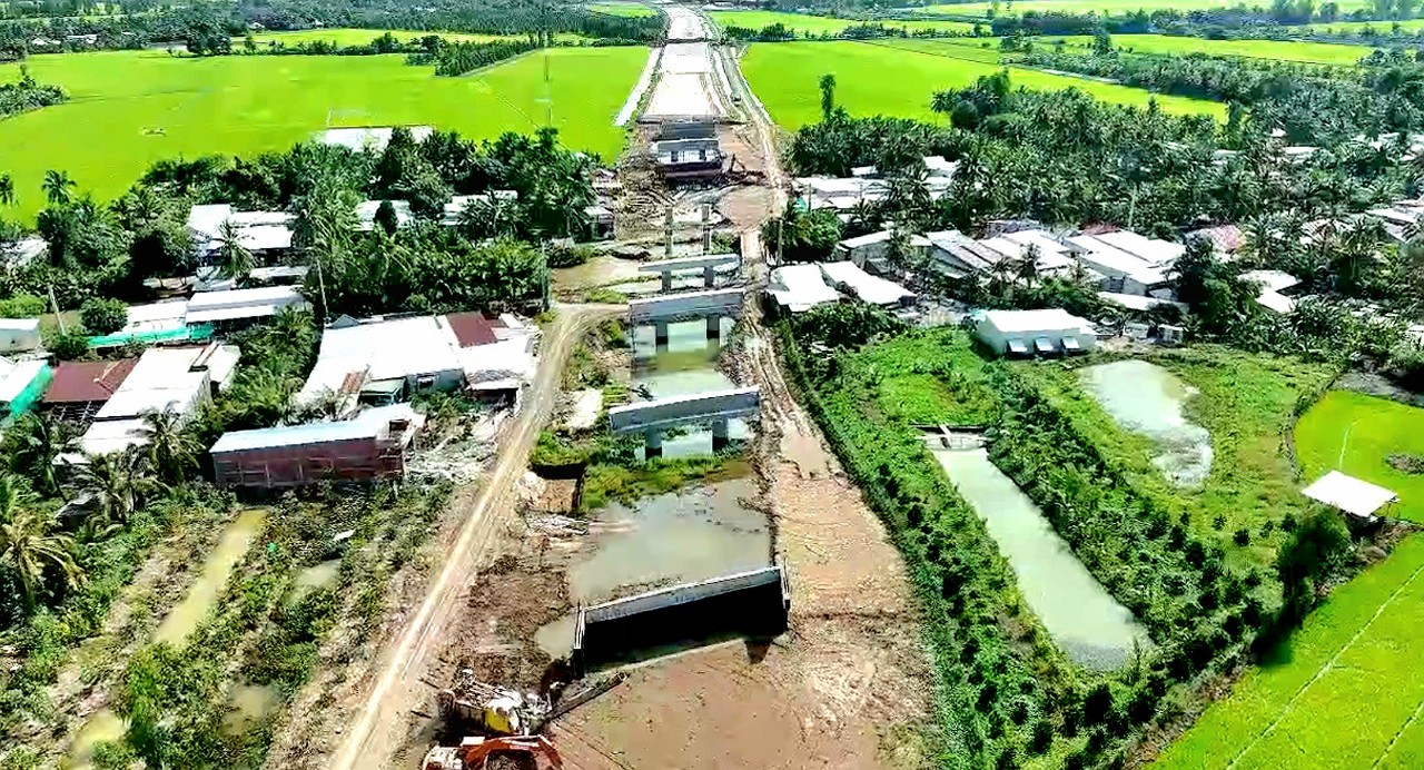 Những c&acirc;y cầu vượt s&ocirc;ng, băng đồng tr&ecirc;n cao tốc Cần Thơ - C&agrave; Mau- Ảnh 2.
