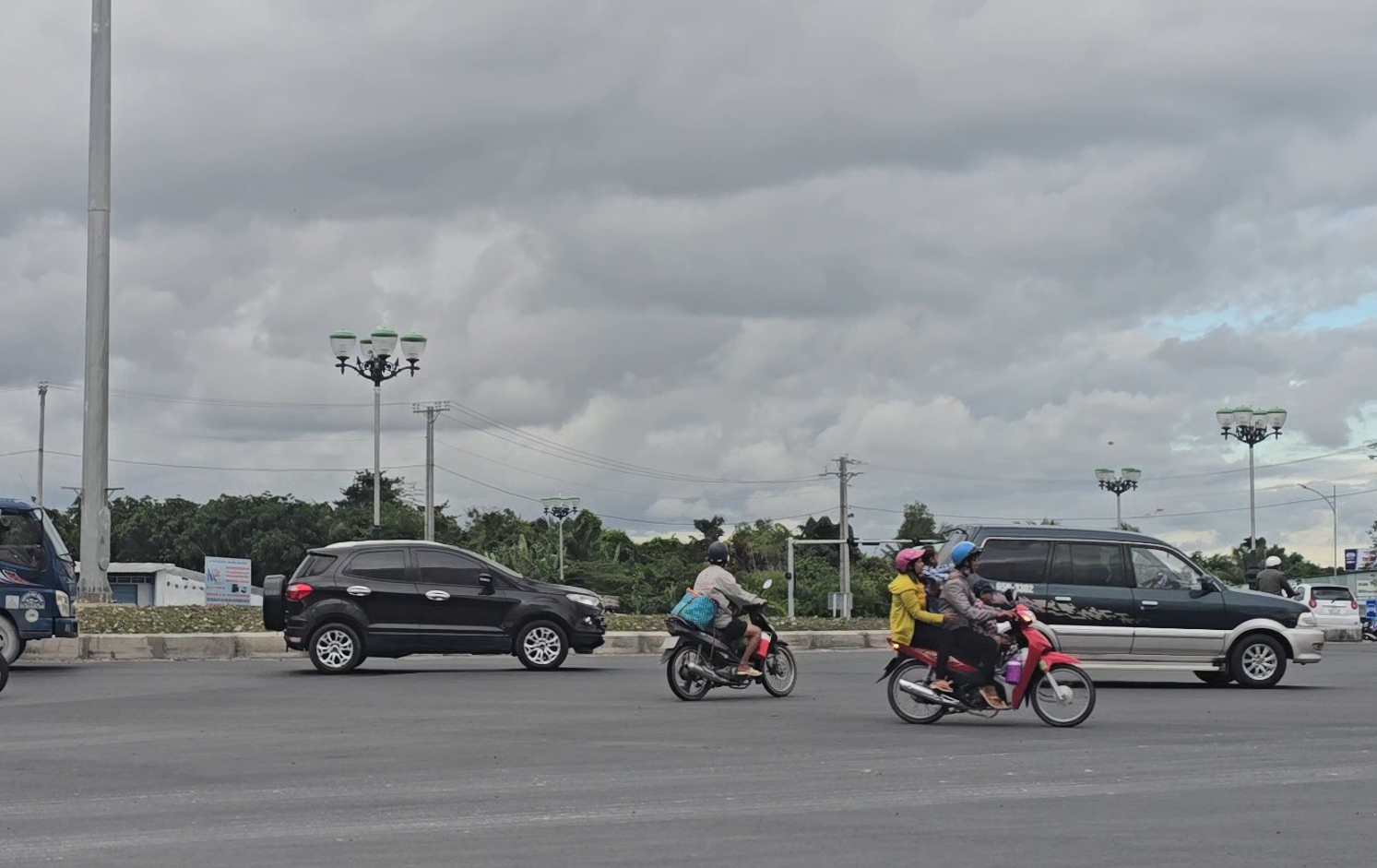 Vì sao người dân bất an khi đi qua hai vòng xuyến mới ở Cần Thơ?- Ảnh 4. Vì sao người dân bất an khi đi qua hai vòng xuyến mới ở Cần Thơ?- Ảnh 4.