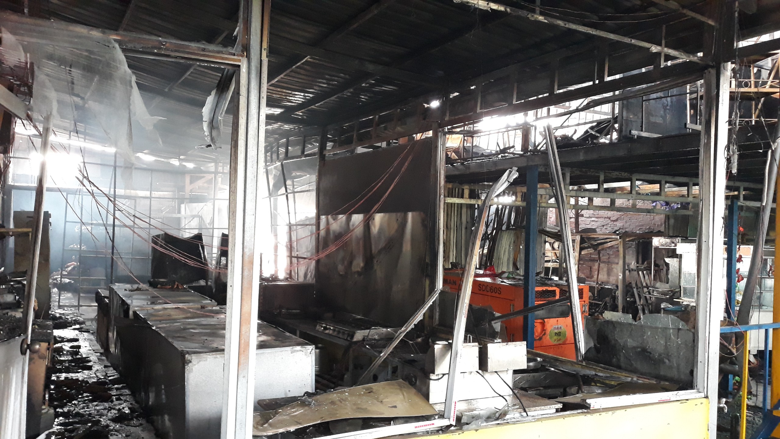 Điều tra vụ ch&aacute;y kho đ&ocirc;ng lạnh ở th&agrave;nh phố Vĩnh Long- Ảnh 4.