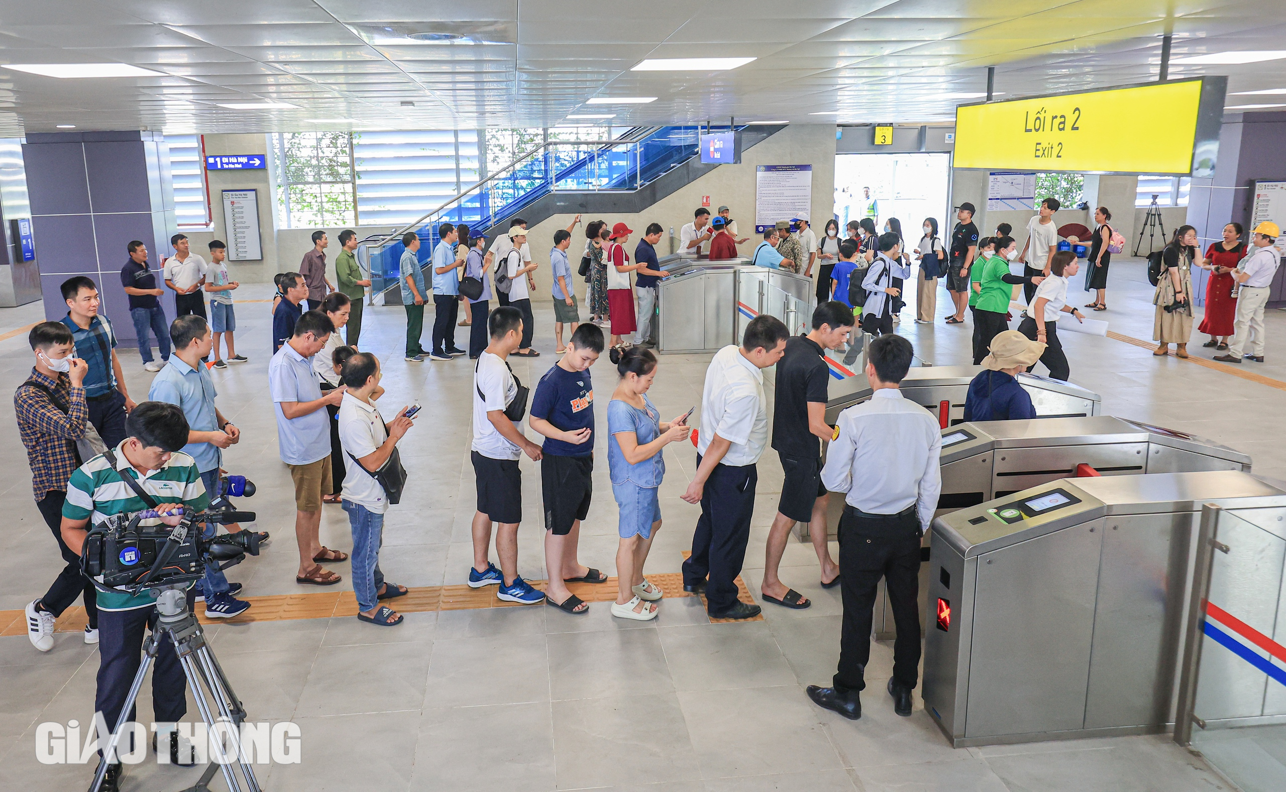 Người d&acirc;n Thủ đ&ocirc; h&agrave;o hứng trải nghiệm metro Nhổn - ga H&agrave; Nội- Ảnh 13.