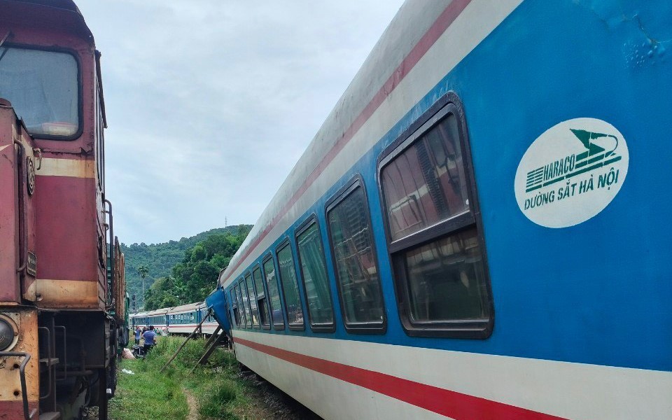 Hai sự cố t&agrave;u trật b&aacute;nh ở Thừa Thi&ecirc;n Huế c&oacute; li&ecirc;n quan đến động đất?