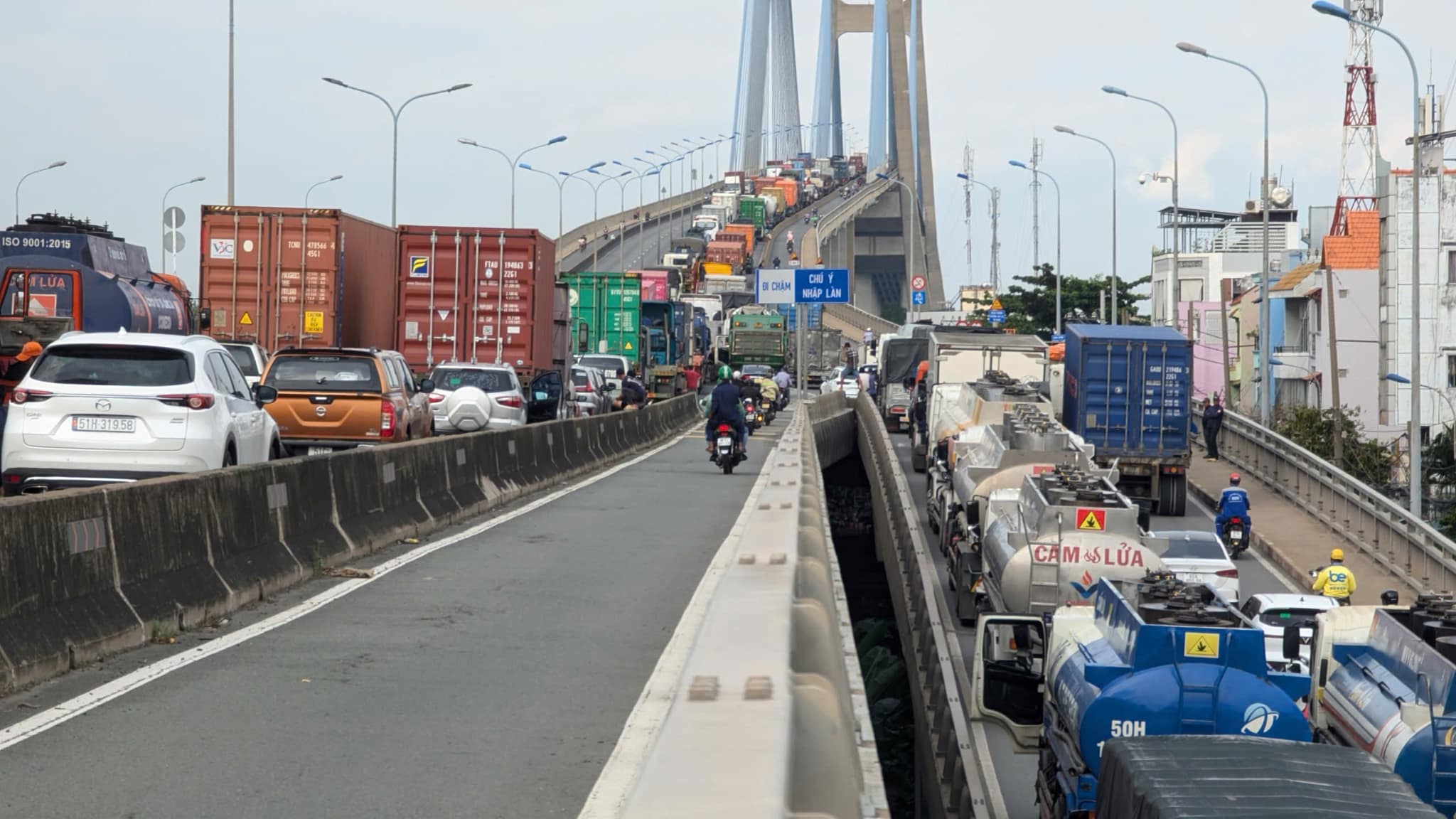 Xe cộ nằm ngổn ngang, ch&aacute;y rụi trong vụ tai nạn li&ecirc;n ho&agrave;n tr&ecirc;n cầu Ph&uacute; Mỹ- Ảnh 11.