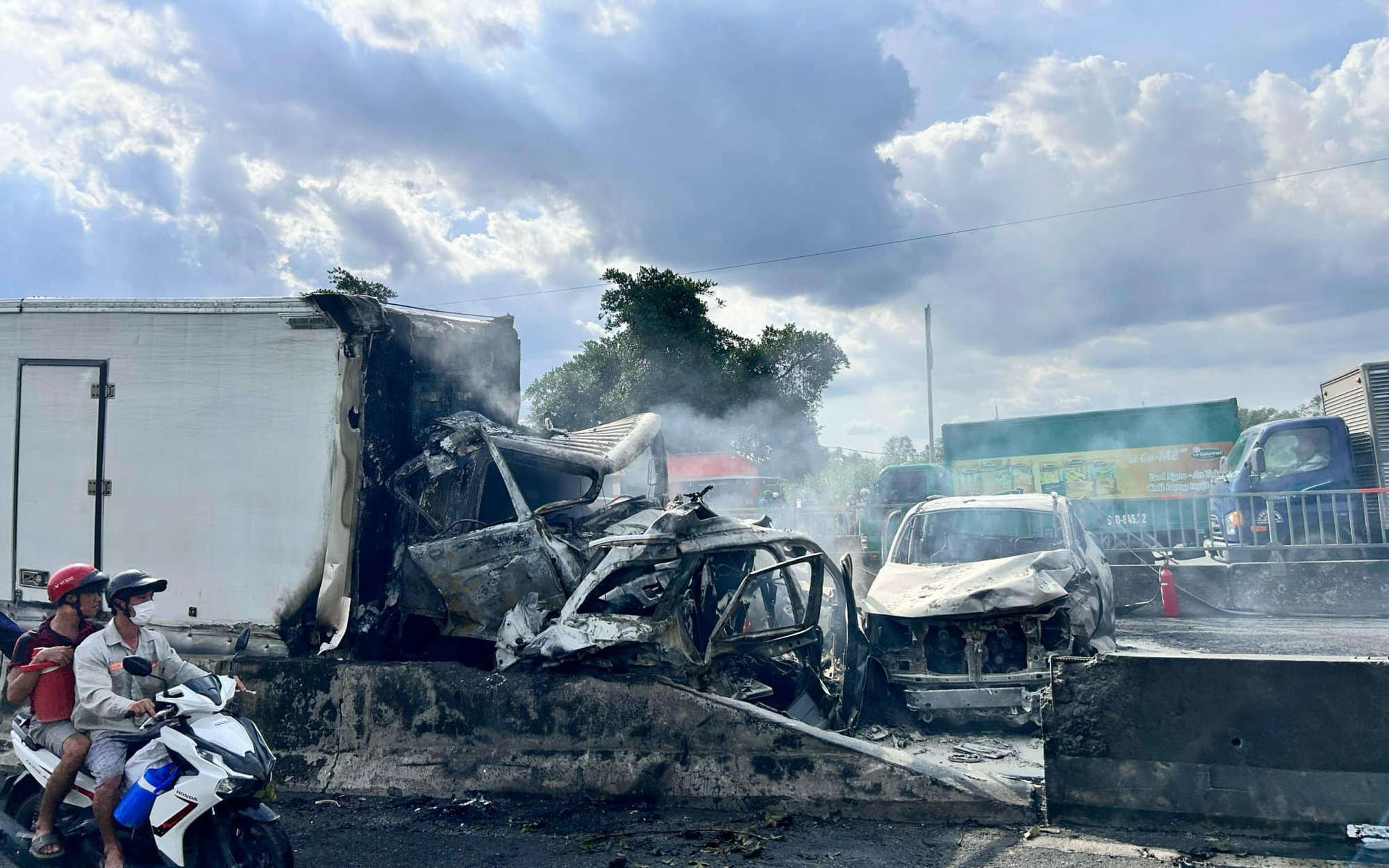 Xe cộ nằm ngổn ngang, ch&aacute;y rụi trong vụ tai nạn li&ecirc;n ho&agrave;n tr&ecirc;n cầu Ph&uacute; Mỹ