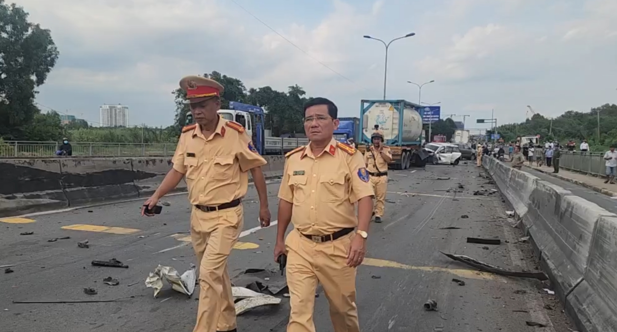 Xe cộ nằm ngổn ngang, ch&aacute;y rụi trong vụ tai nạn li&ecirc;n ho&agrave;n tr&ecirc;n cầu Ph&uacute; Mỹ- Ảnh 9.
