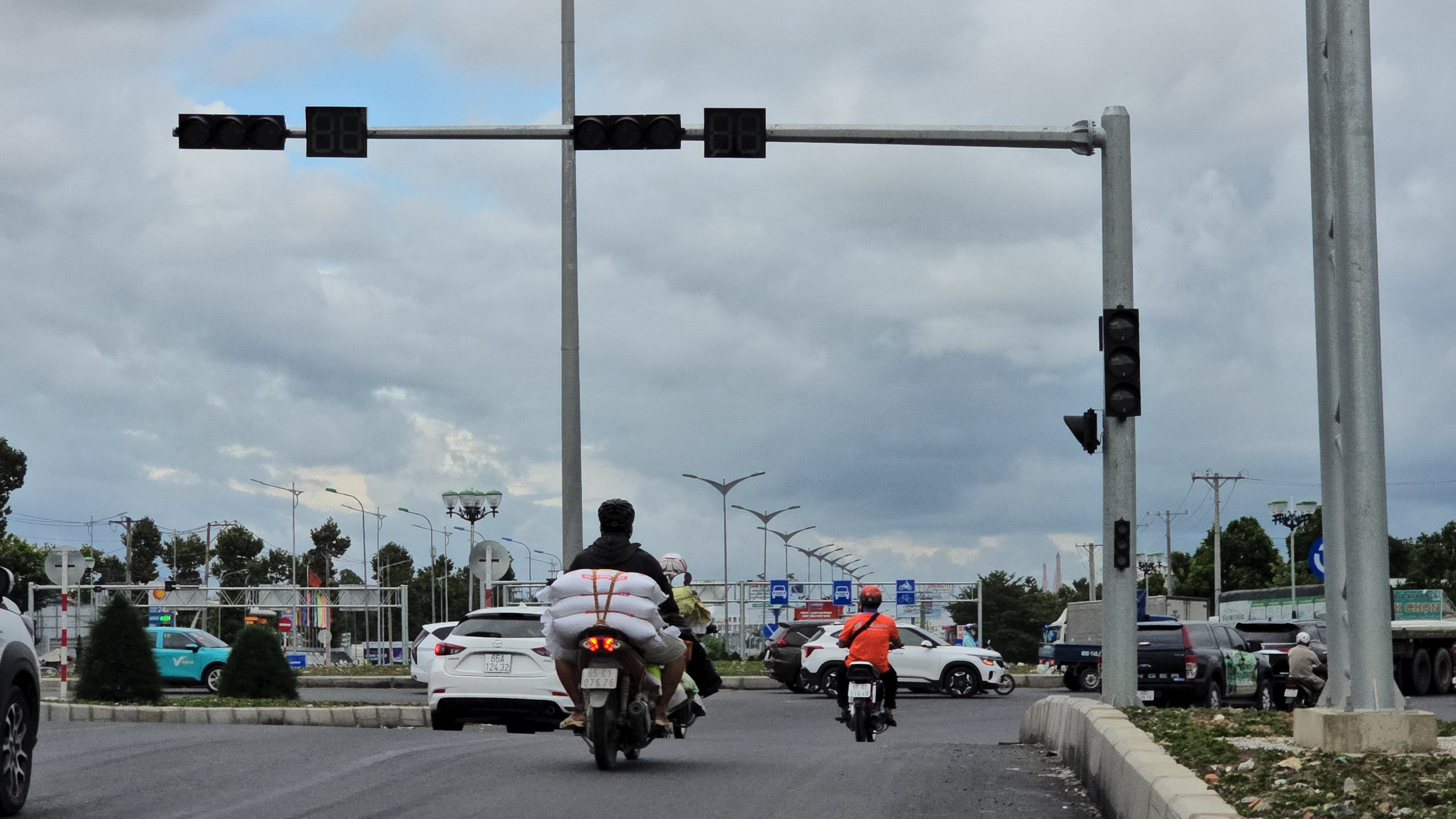 Vì sao người dân bất an khi đi qua hai vòng xuyến mới ở Cần Thơ?- Ảnh 5. Vì sao người dân bất an khi đi qua hai vòng xuyến mới ở Cần Thơ?- Ảnh 5.