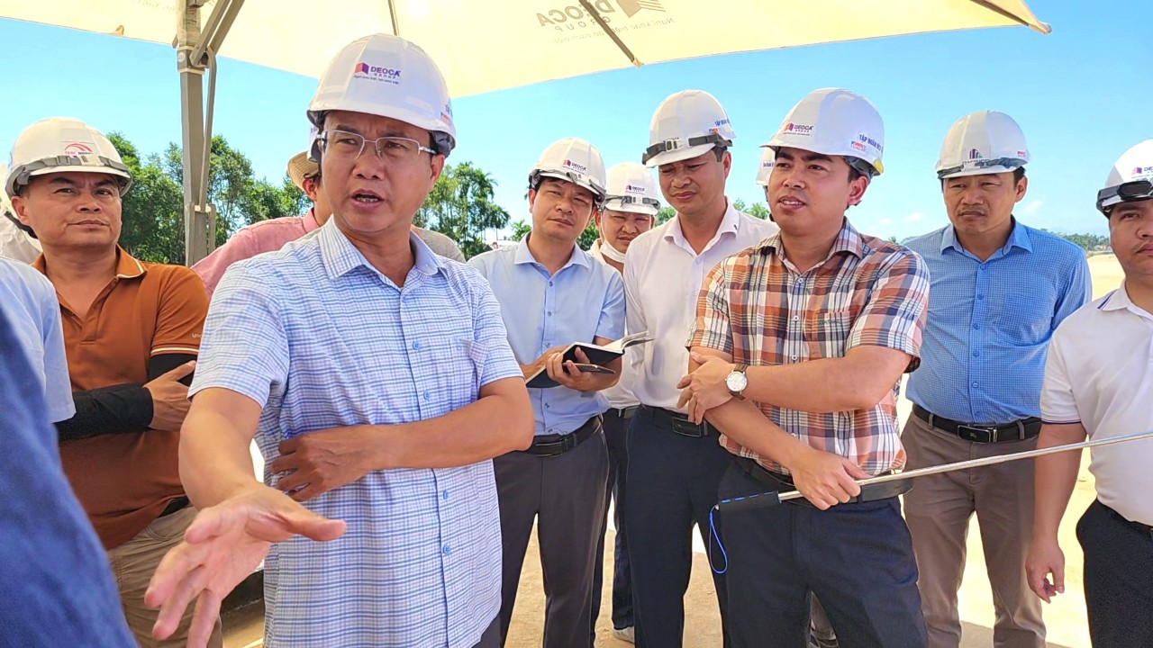 Đắp xong nền đường cao tốc Quảng Ng&atilde;i - Ho&agrave;i Nhơn trong năm 2024- Ảnh 1.