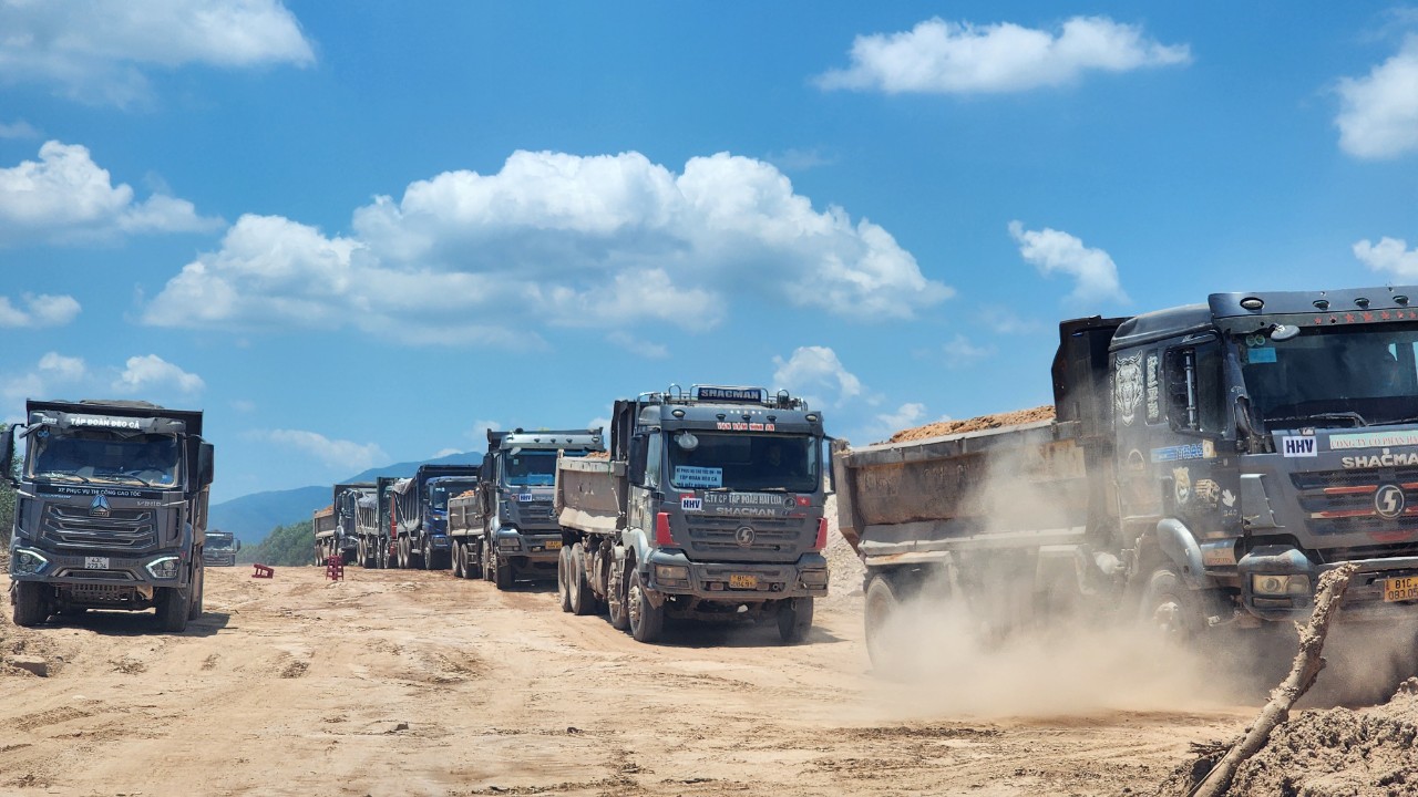 Đắp xong nền đường cao tốc Quảng Ng&atilde;i - Ho&agrave;i Nhơn trong năm 2024- Ảnh 5.