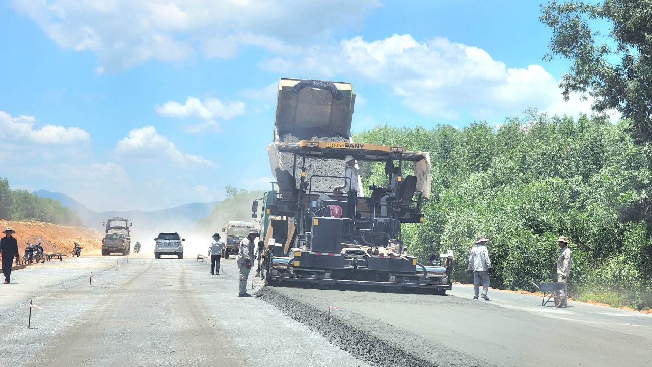 Đắp xong nền đường cao tốc Quảng Ng&atilde;i - Ho&agrave;i Nhơn trong năm 2024- Ảnh 6.