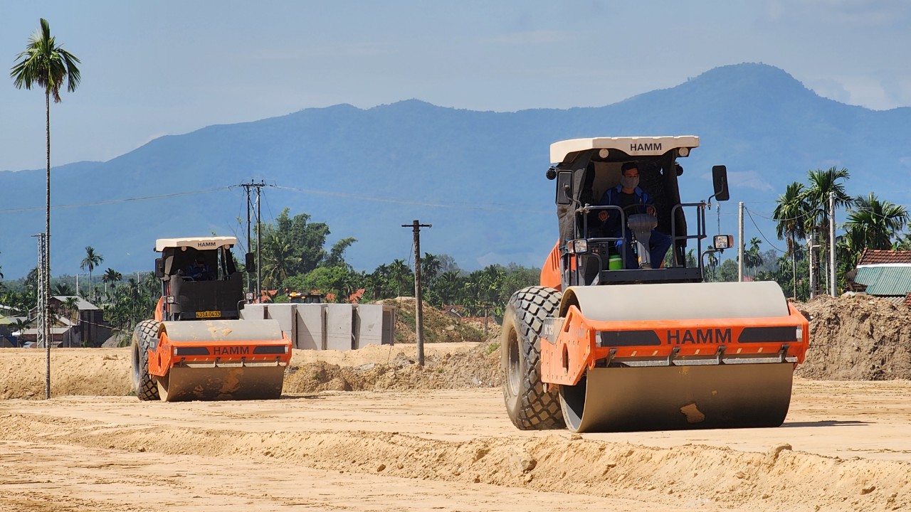 Đắp xong nền đường cao tốc Quảng Ng&atilde;i - Ho&agrave;i Nhơn trong năm 2024- Ảnh 2.