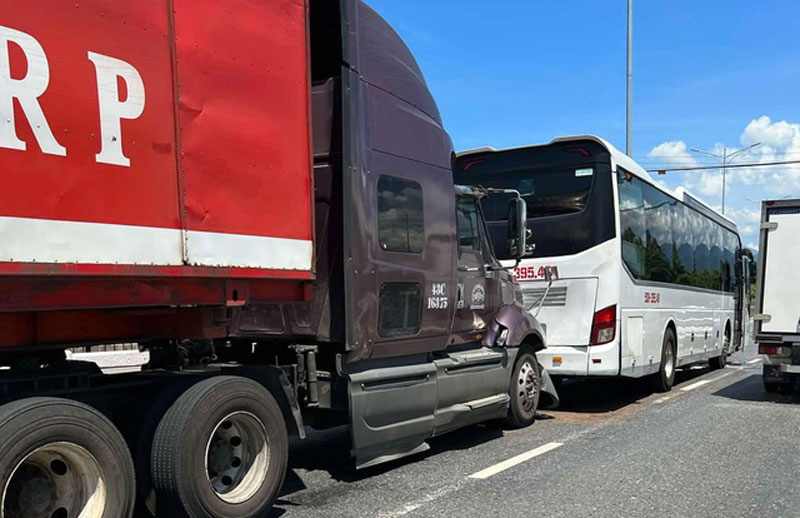 Vụ va chạm khiến c&aacute;c phương tiện bị hư hỏng, rất may kh&ocirc;ng c&oacute; người n&agrave;o bị thương - Ảnh: C&ocirc;ng ĐỊnh