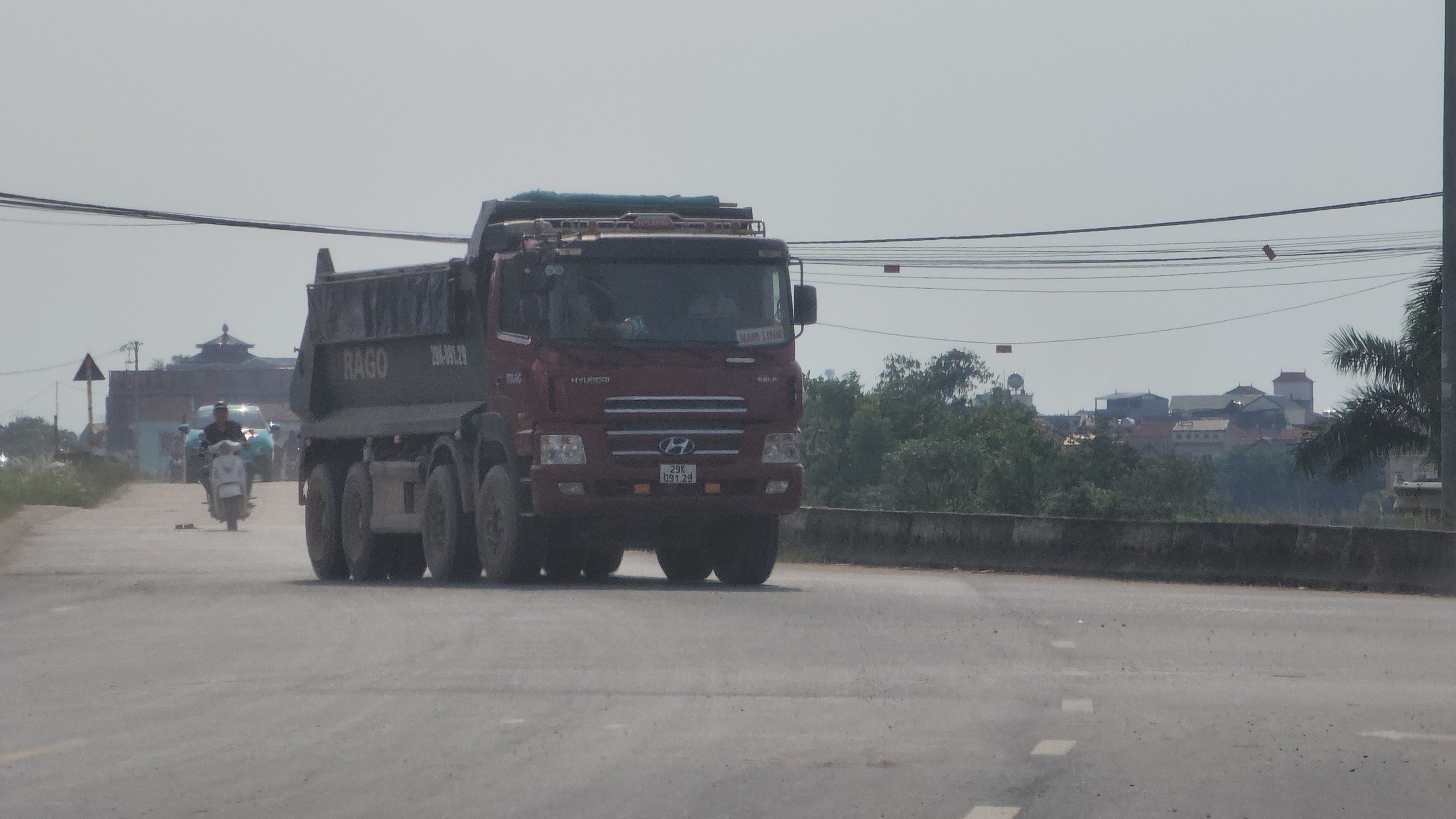 Biển b&aacute;o bị xịt sơn, xe tải trọng lớn uy hiếp an to&agrave;n đ&ecirc; tả s&ocirc;ng Hồng- Ảnh 2.