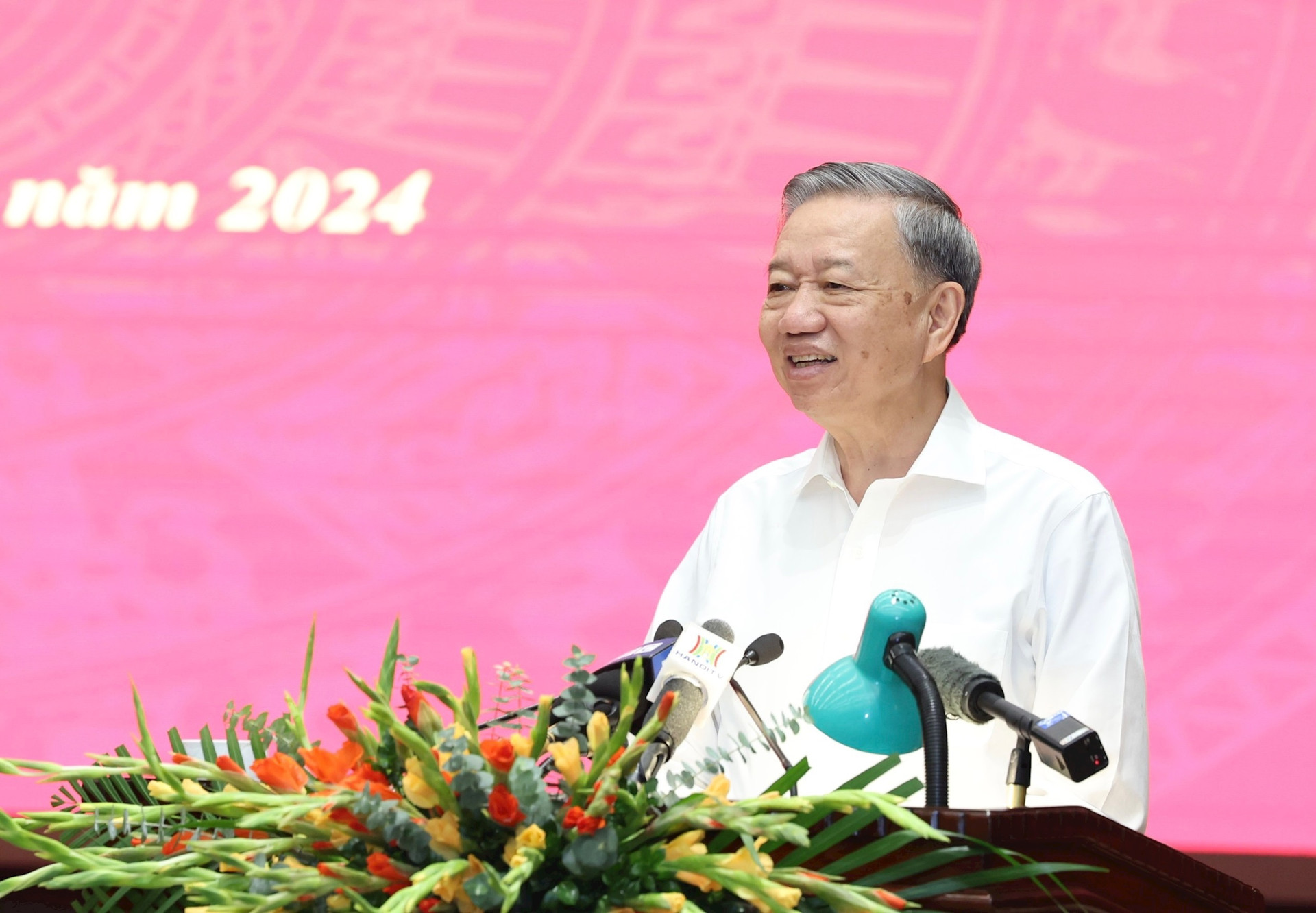 Tổng B&iacute; thư, Chủ tịch nước: H&agrave; Nội cần nghi&ecirc;n cứu, định hướng r&otilde; n&eacute;t ph&aacute;t triển giao th&ocirc;ng- Ảnh 1.