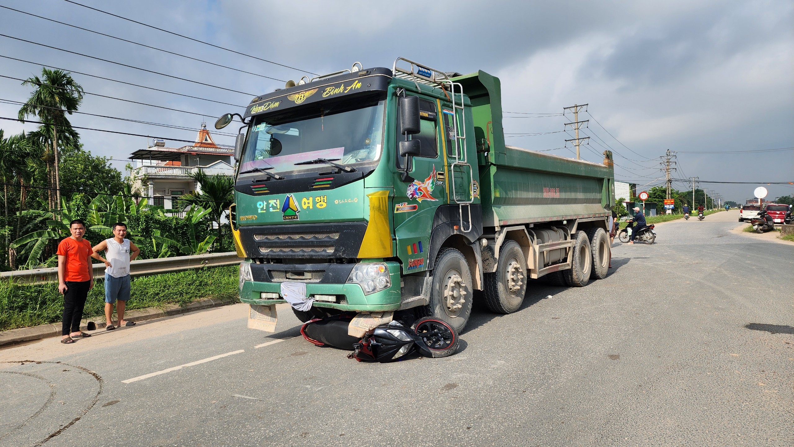 Biển b&aacute;o bị xịt sơn, xe tải trọng lớn uy hiếp an to&agrave;n đ&ecirc; tả s&ocirc;ng Hồng- Ảnh 6.