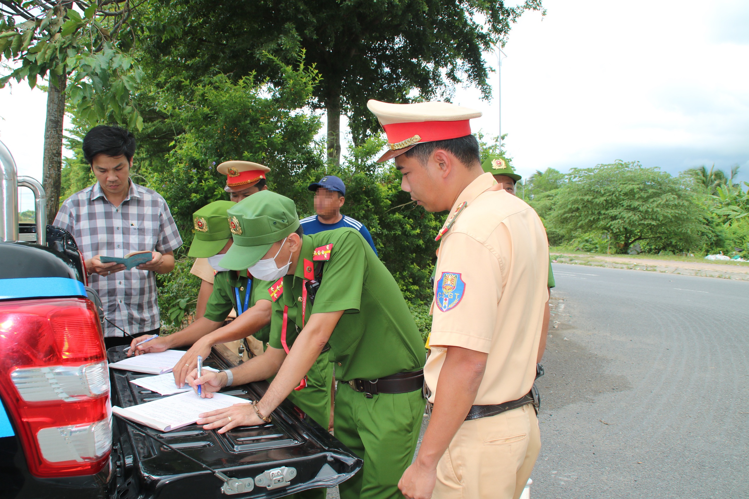 Cần Thơ lập hai đo&agrave;n li&ecirc;n ng&agrave;nh, xử l&yacute; vi phạm an to&agrave;n giao th&ocirc;ng- Ảnh 1.