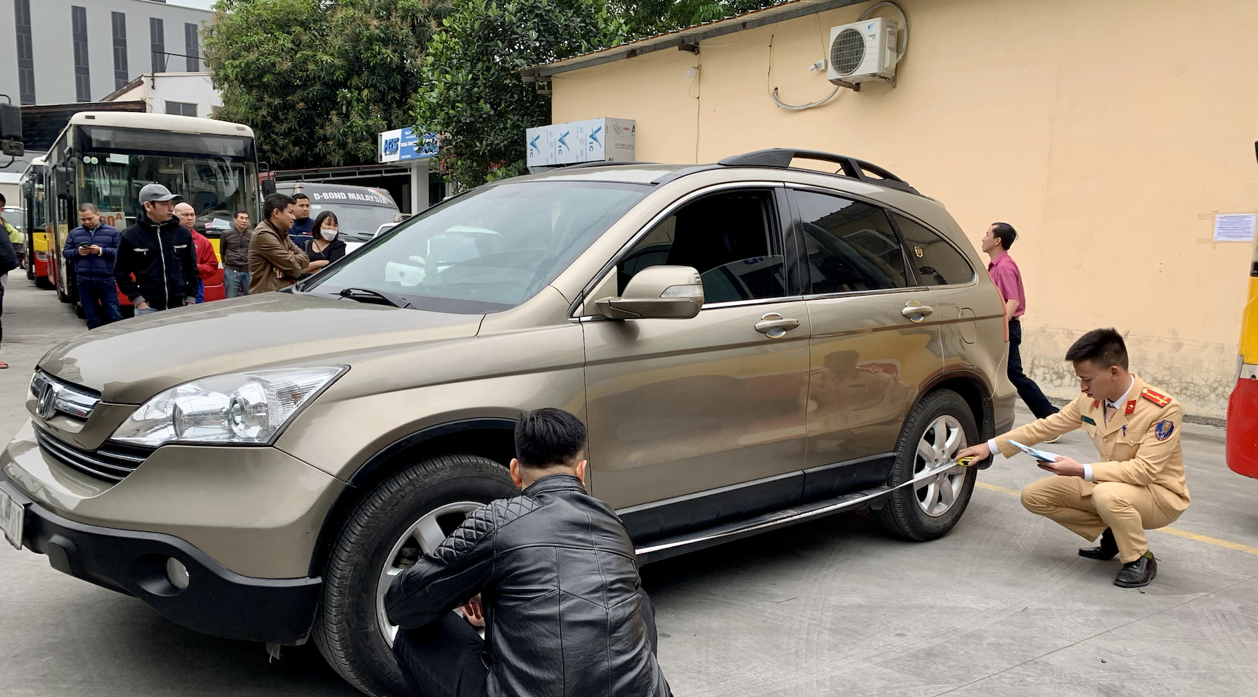 Quân đội, công an sẵn sàng hỗ trợ các trung tâm đăng kiểm- Ảnh 2. Quân đội, công an sẵn sàng hỗ trợ các trung tâm đăng kiểm- Ảnh 2.