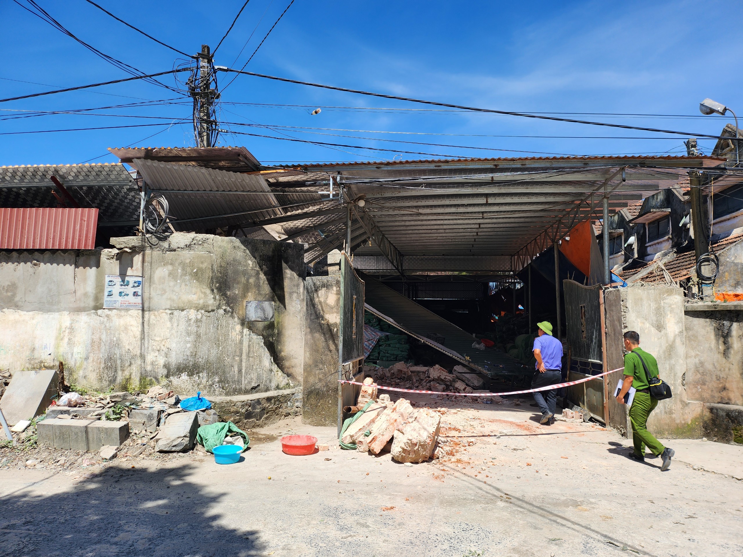 Sập nh&agrave; xưởng ở Ninh B&igrave;nh, 2 người tử vong- Ảnh 3.