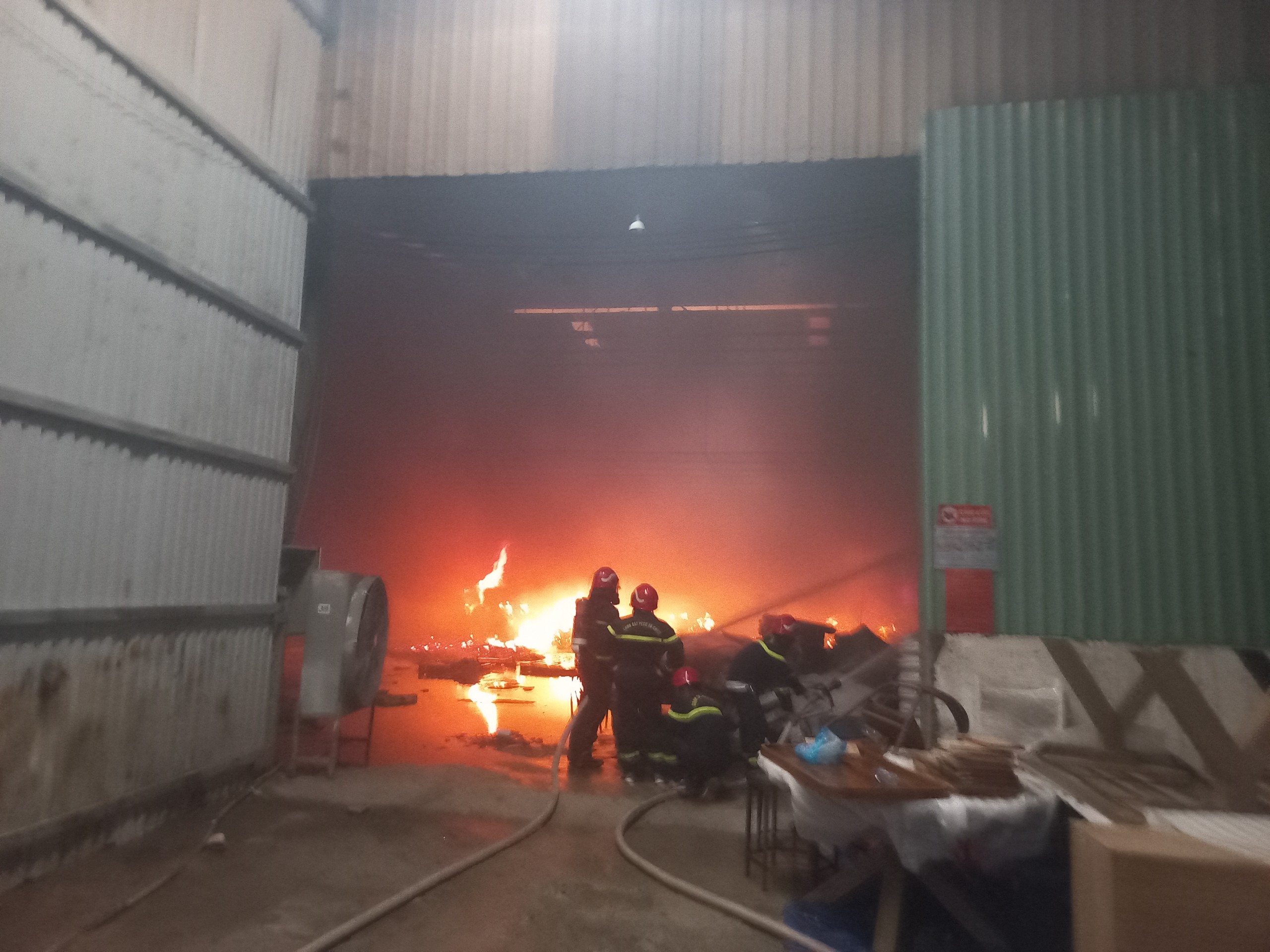 Ch&aacute;y lớn ở c&ocirc;ng ty gỗ, thi&ecirc;u trụi h&agrave;ng ng&agrave;n m2 nh&agrave; xưởng- Ảnh 2.