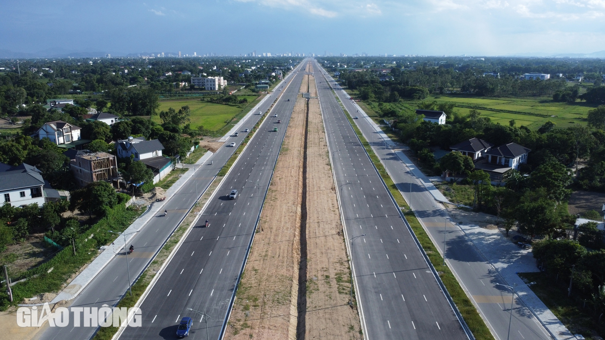 Ngắm đại lộ ngh&igrave;n tỷ nối Vinh - Cửa L&ograve; chuẩn bị th&ocirc;ng xe- Ảnh 1.
