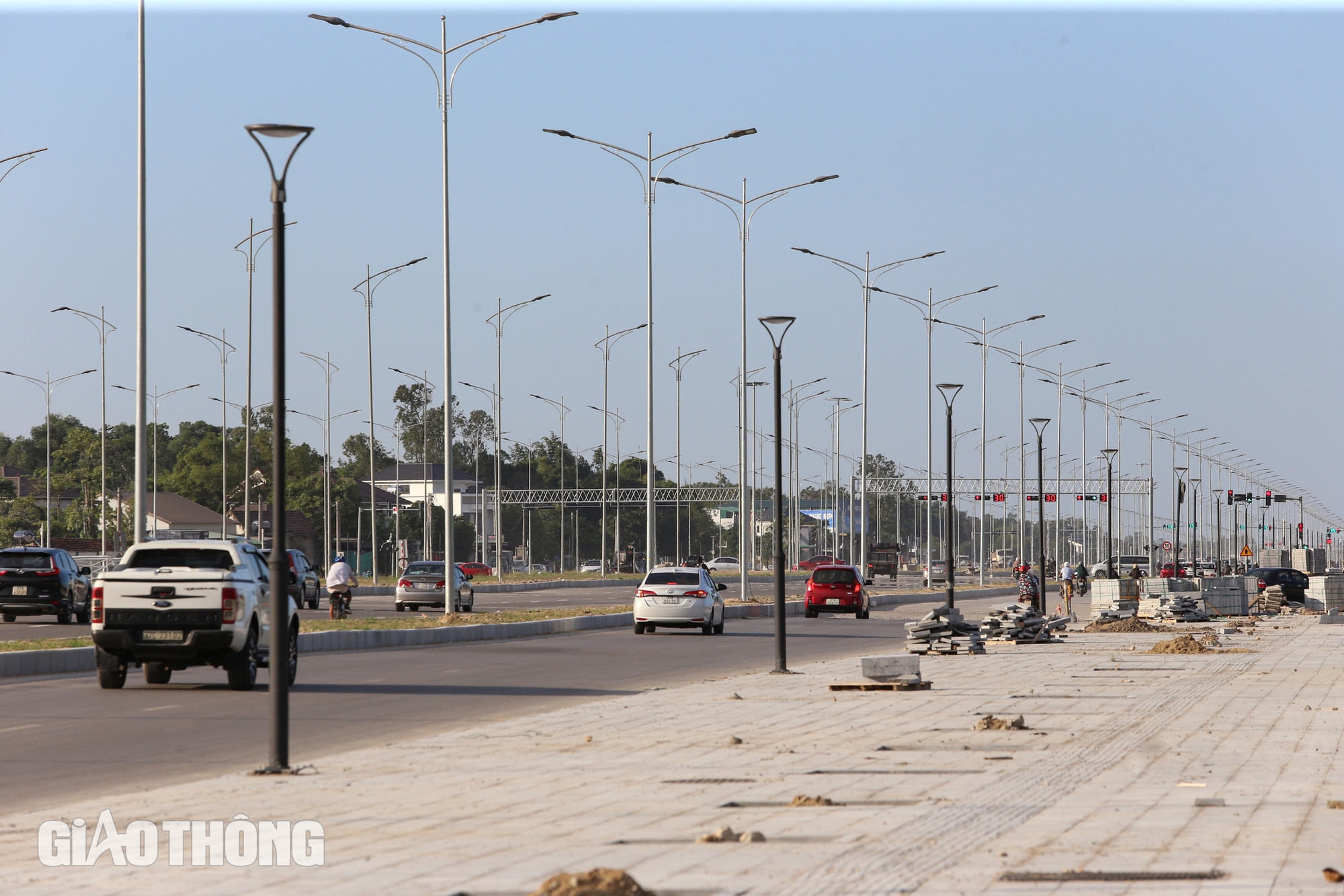 Ngắm đại lộ ngh&igrave;n tỷ nối Vinh - Cửa L&ograve; chuẩn bị th&ocirc;ng xe- Ảnh 4.