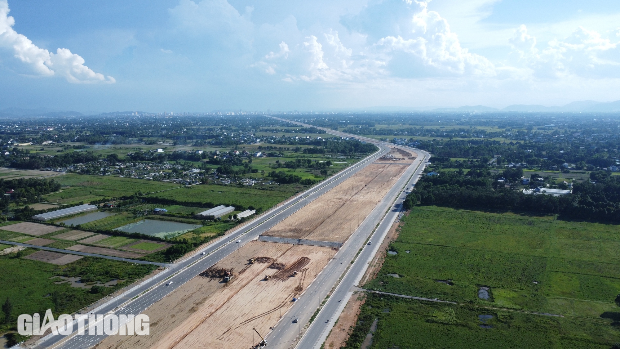 Ngắm đại lộ ngh&igrave;n tỷ nối Vinh - Cửa L&ograve; chuẩn bị th&ocirc;ng xe- Ảnh 6.