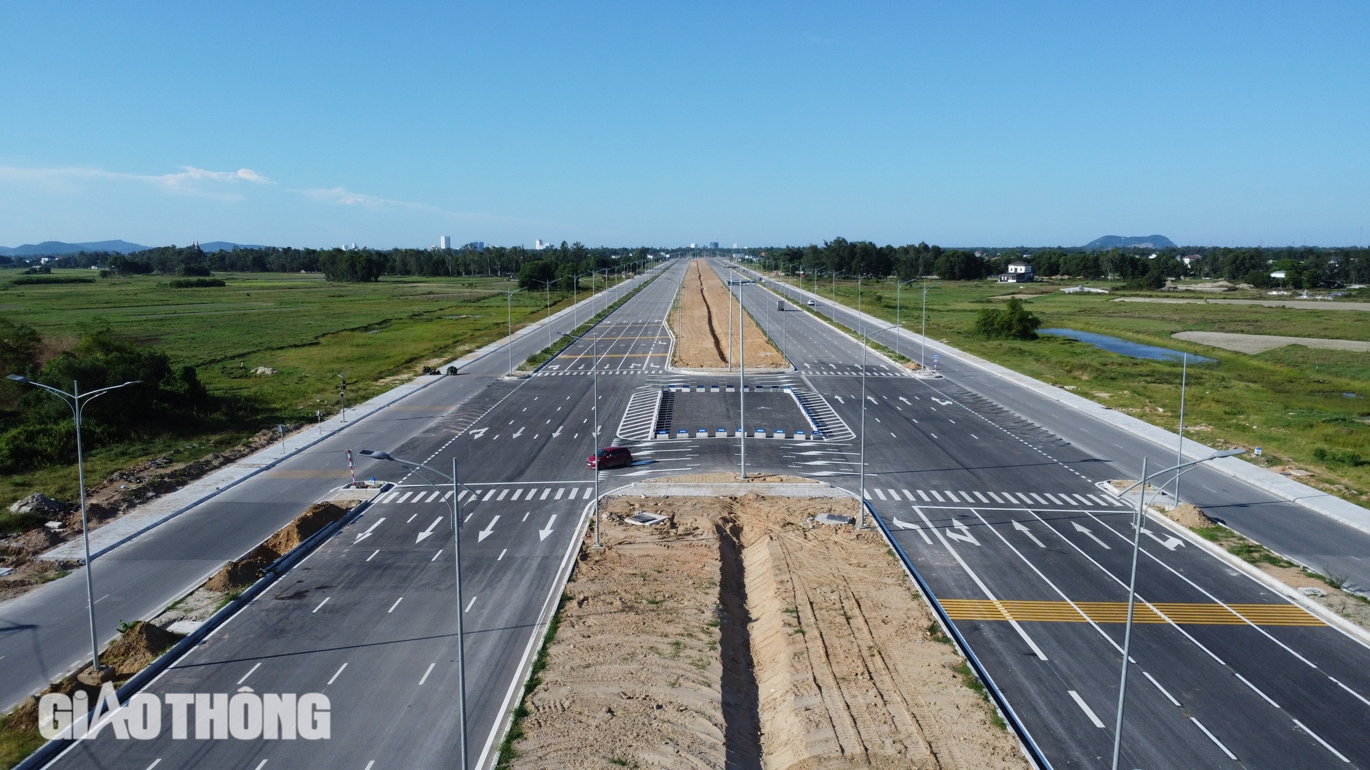 Ngắm đại lộ ngh&igrave;n tỷ nối Vinh - Cửa L&ograve; chuẩn bị th&ocirc;ng xe- Ảnh 10.