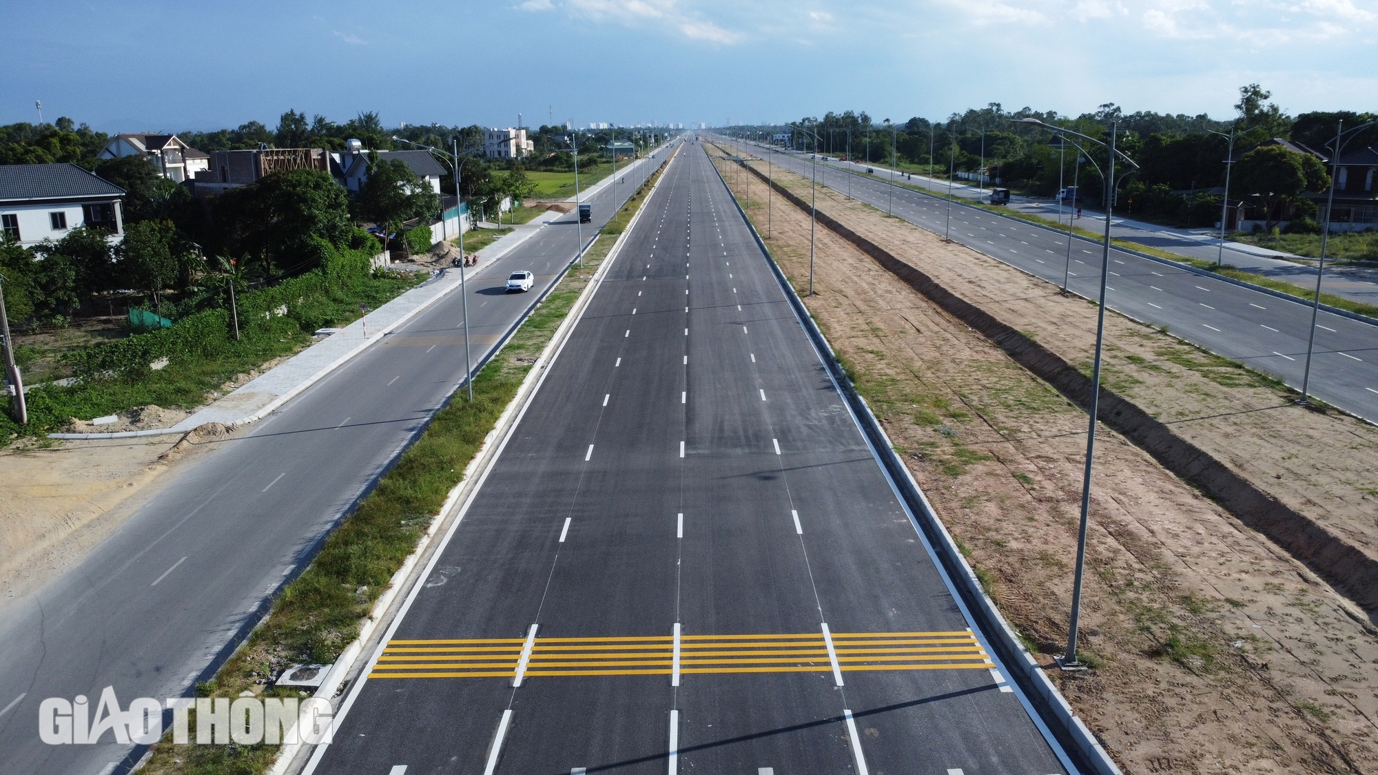 Ngắm đại lộ ngh&igrave;n tỷ nối Vinh - Cửa L&ograve; chuẩn bị th&ocirc;ng xe- Ảnh 11.