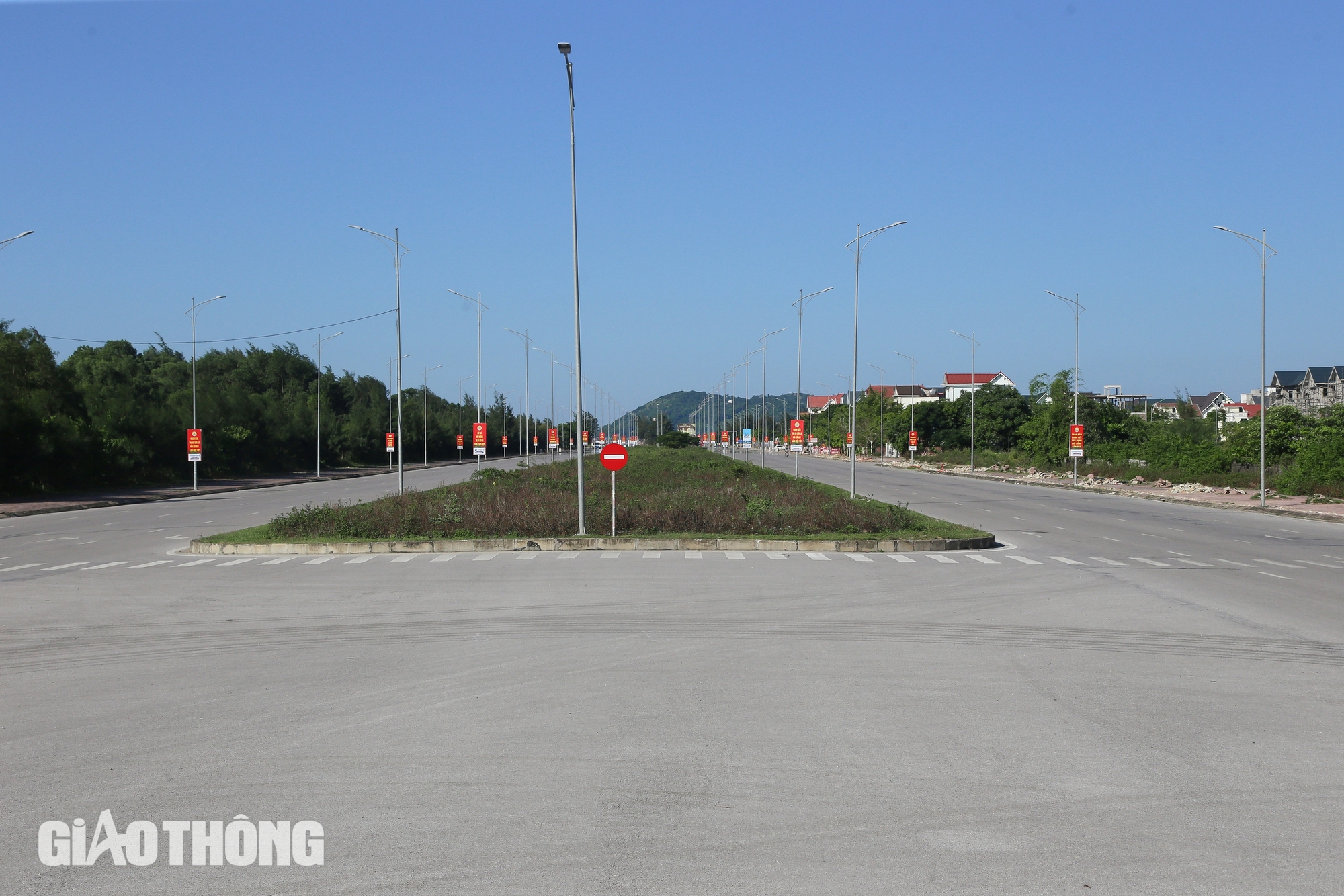 Ngắm đại lộ ngh&igrave;n tỷ nối Vinh - Cửa L&ograve; chuẩn bị th&ocirc;ng xe- Ảnh 13.