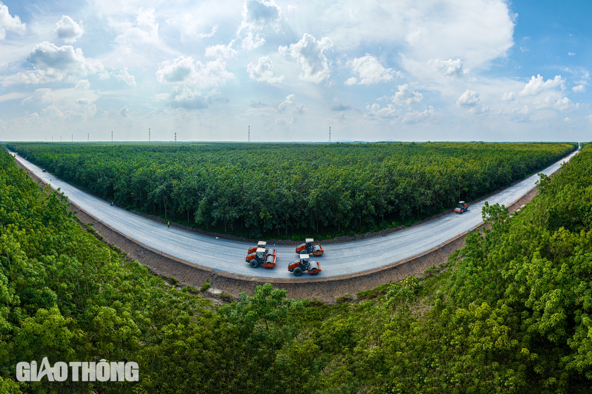To&agrave;n cảnh đường Hồ Ch&iacute; Minh đoạn qua tỉnh B&igrave;nh Dương sau 10 th&aacute;ng t&aacute;i khởi động- Ảnh 1.