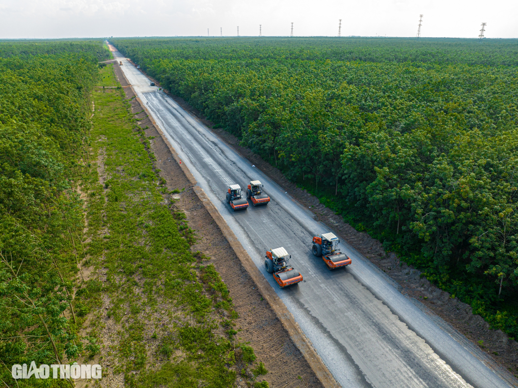 To&agrave;n cảnh đường Hồ Ch&iacute; Minh đoạn qua tỉnh B&igrave;nh Dương sau 10 th&aacute;ng t&aacute;i khởi động- Ảnh 2.