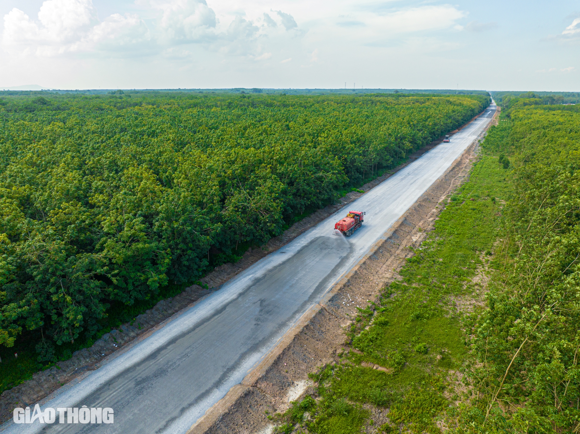 To&agrave;n cảnh đường Hồ Ch&iacute; Minh đoạn qua tỉnh B&igrave;nh Dương sau 10 th&aacute;ng t&aacute;i khởi động- Ảnh 3.