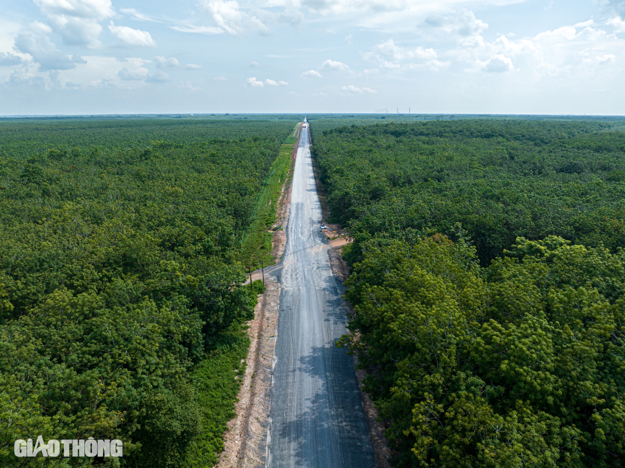 To&agrave;n cảnh đường Hồ Ch&iacute; Minh đoạn qua tỉnh B&igrave;nh Dương sau 10 th&aacute;ng t&aacute;i khởi động- Ảnh 8.