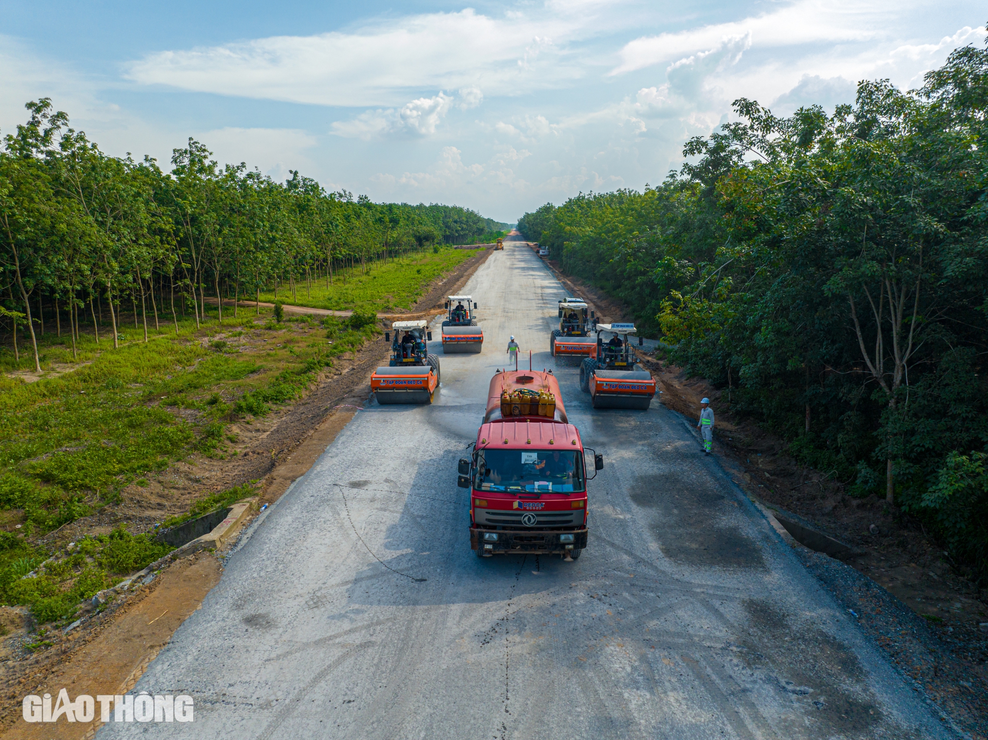 To&agrave;n cảnh đường Hồ Ch&iacute; Minh đoạn qua tỉnh B&igrave;nh Dương sau 10 th&aacute;ng t&aacute;i khởi động- Ảnh 9.