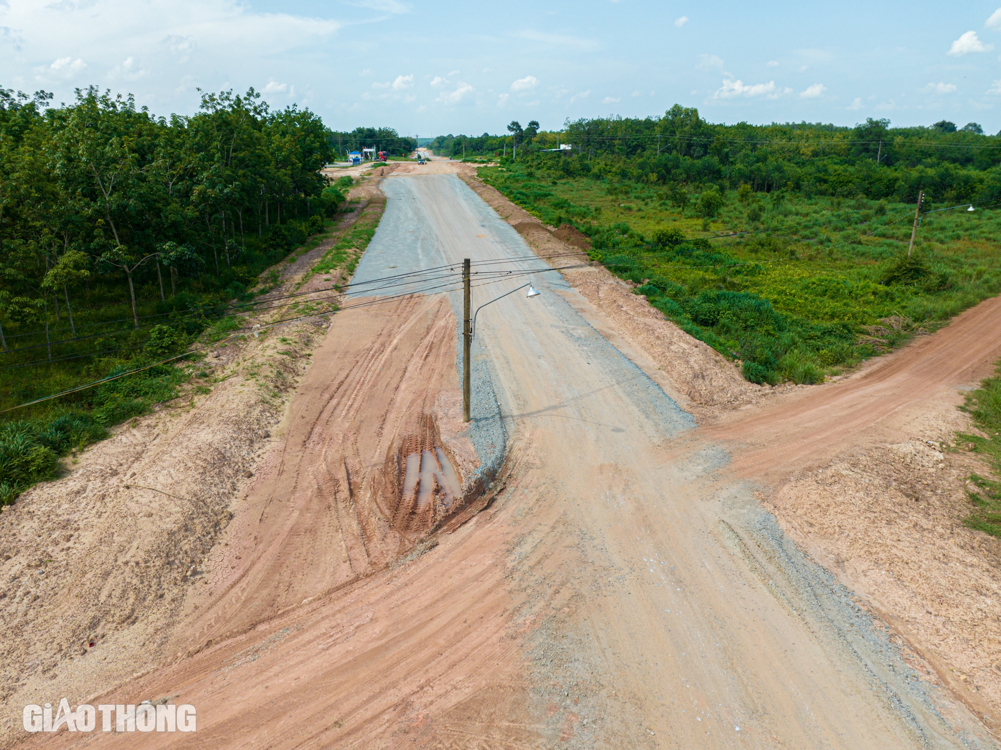 To&agrave;n cảnh đường Hồ Ch&iacute; Minh đoạn qua tỉnh B&igrave;nh Dương sau 10 th&aacute;ng t&aacute;i khởi động- Ảnh 10.