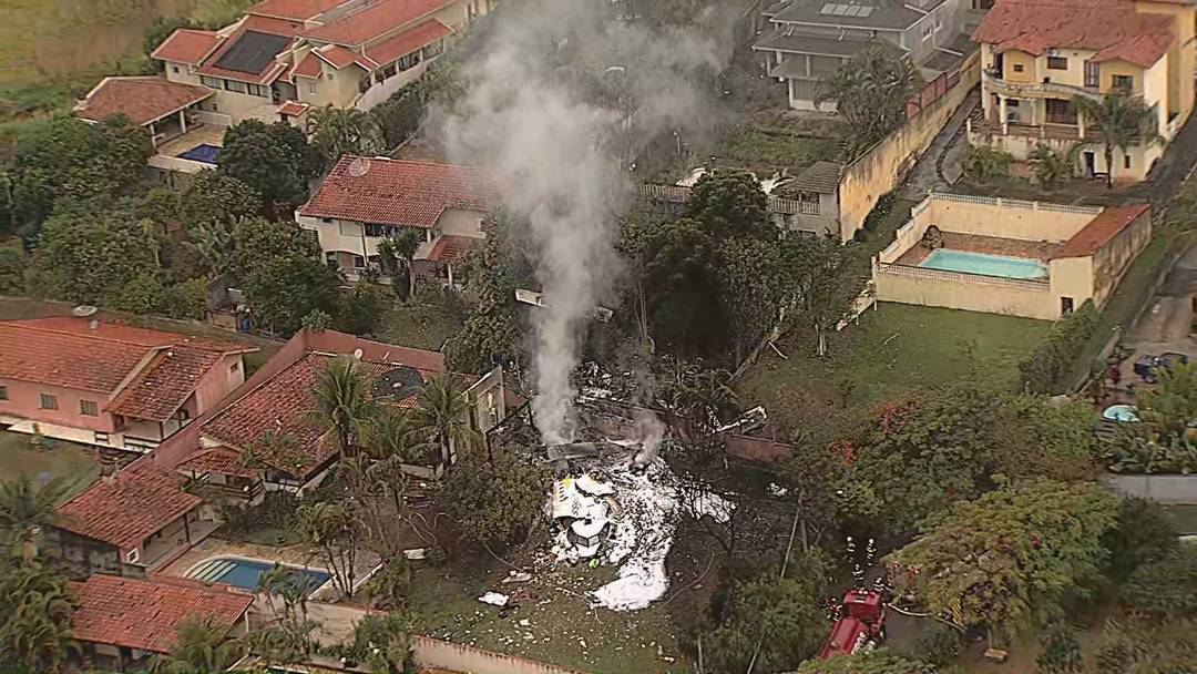 Brazil: Máy bay quay tròn trước khi rơi xuống đất, ít nhất 61 người thiệt mạng- Ảnh 2. Brazil: Máy bay quay tròn trước khi rơi xuống đất, ít nhất 61 người thiệt mạng- Ảnh 2.