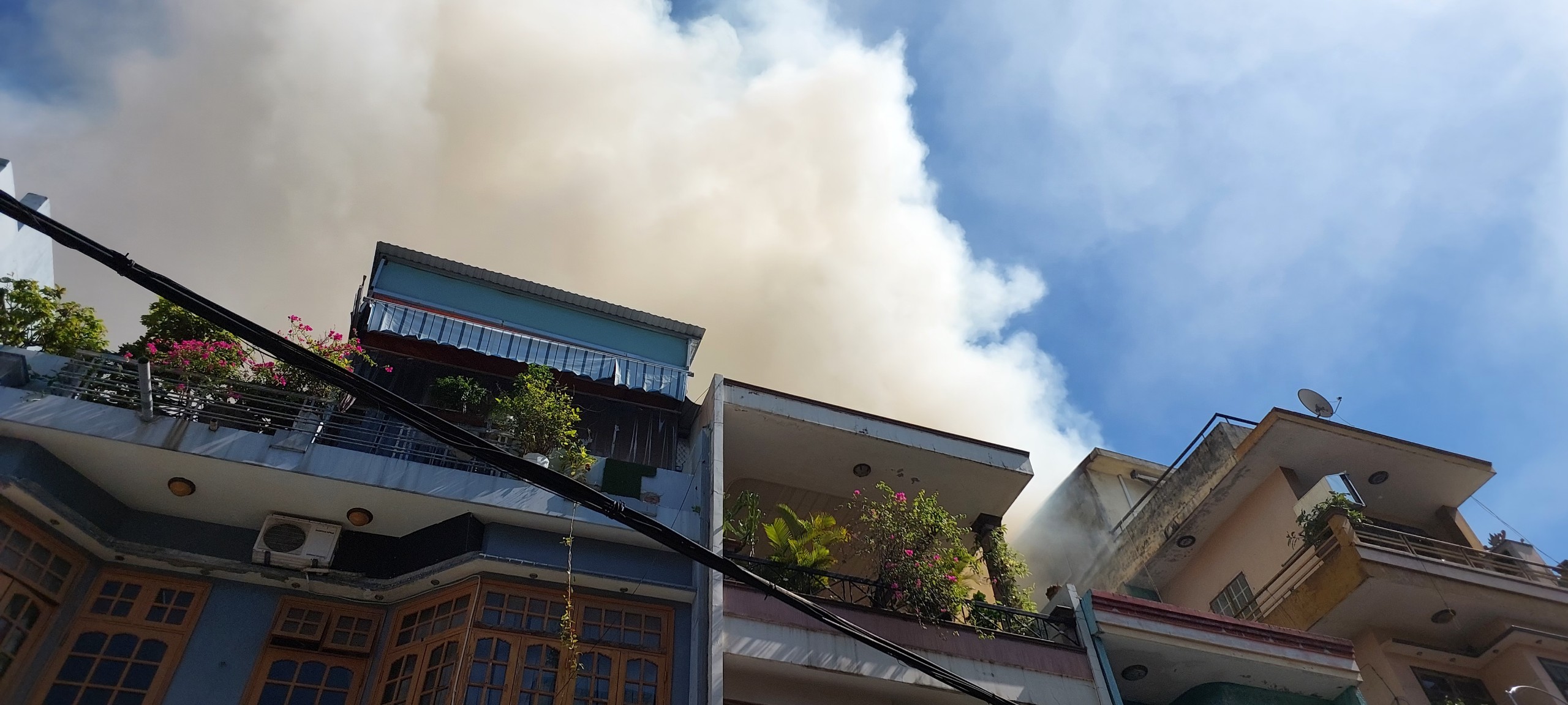 Ch&aacute;y lớn ở Đ&agrave; Nẵng, gần 100 cảnh s&aacute;t nỗ lực dập lửa- Ảnh 2.